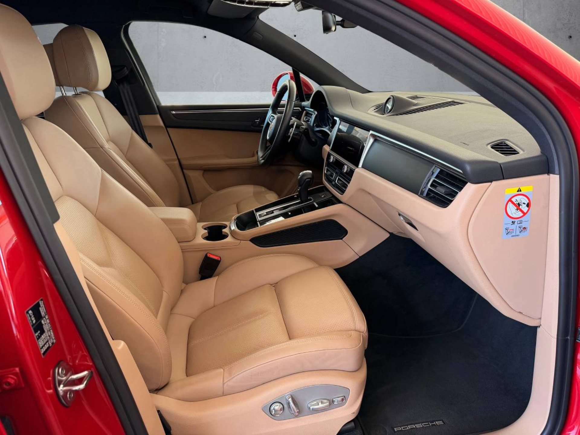 PORSCHE Macan-image-13