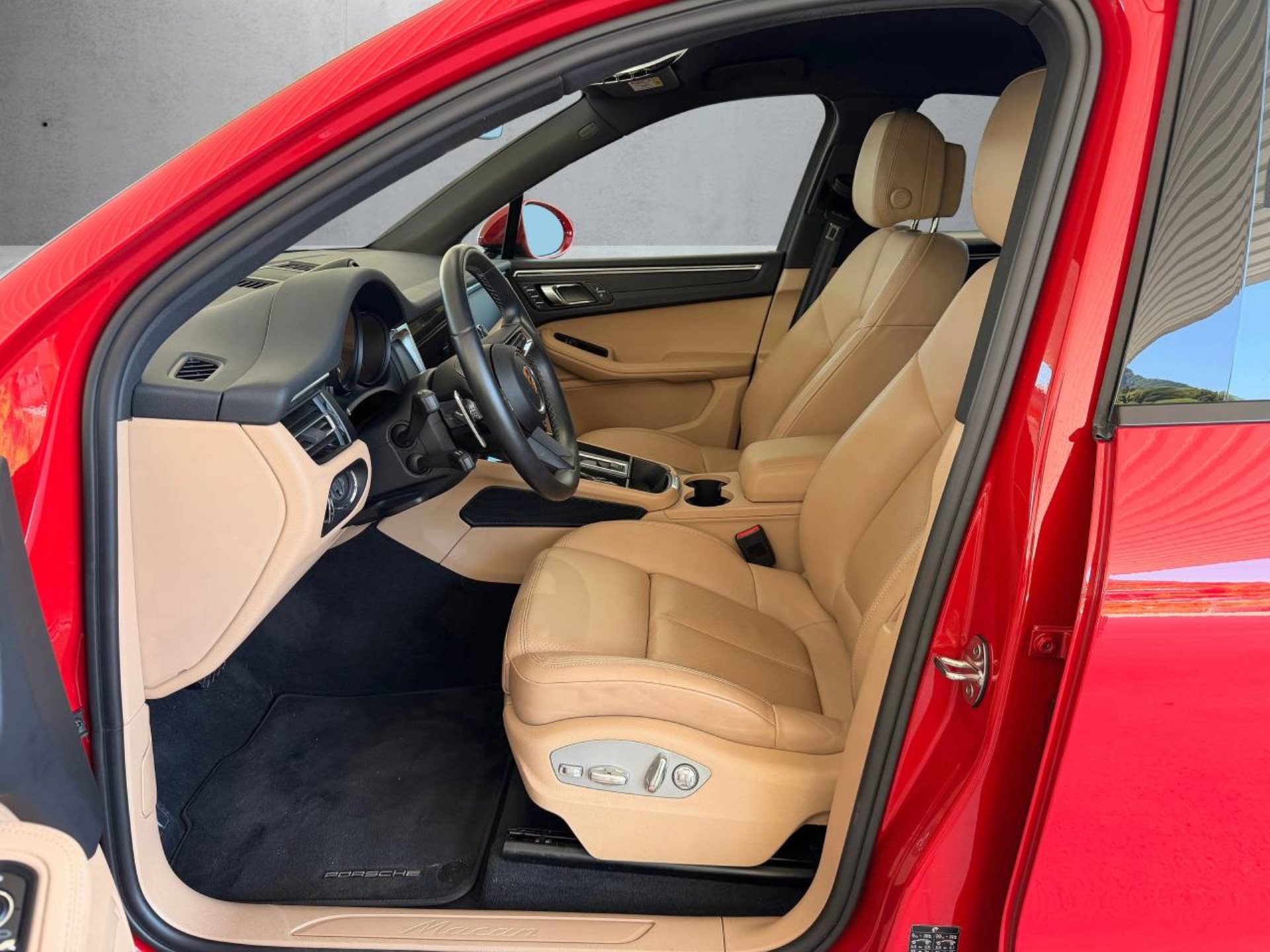 PORSCHE Macan-showroom-element-3