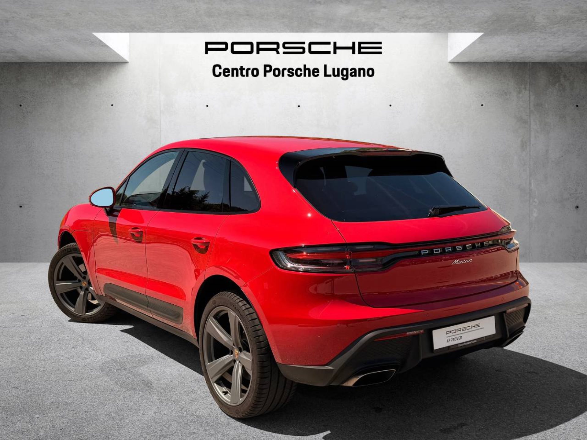 PORSCHE Macan-showroom-element-2