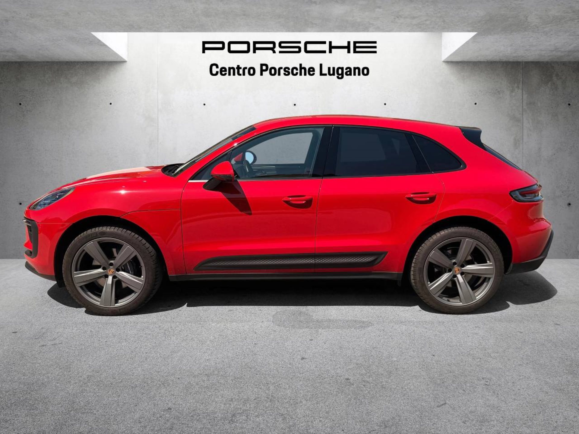 PORSCHE Macan-showroom-element-1