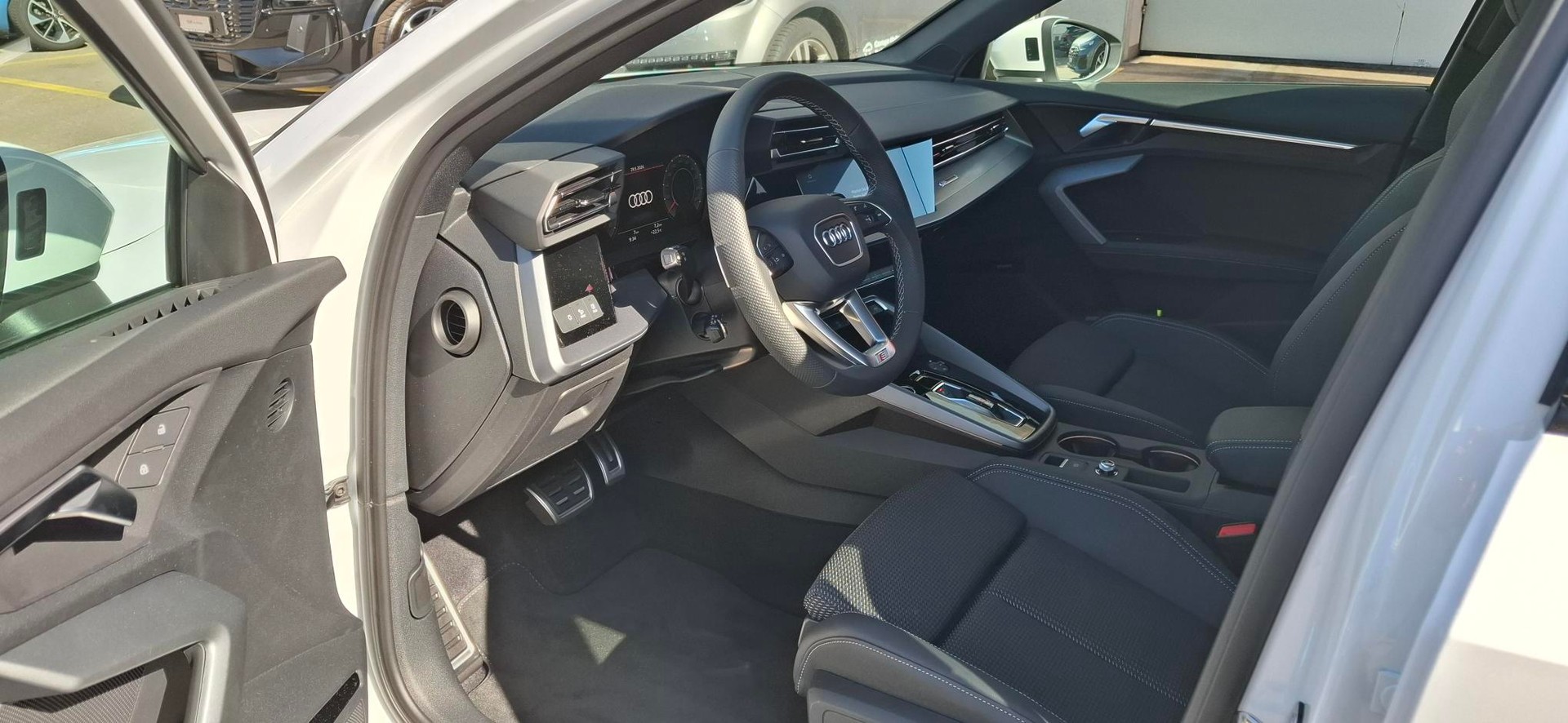 AUDI A3 Sportback TFSI 110 kW S line Attraction S tronic-image-6