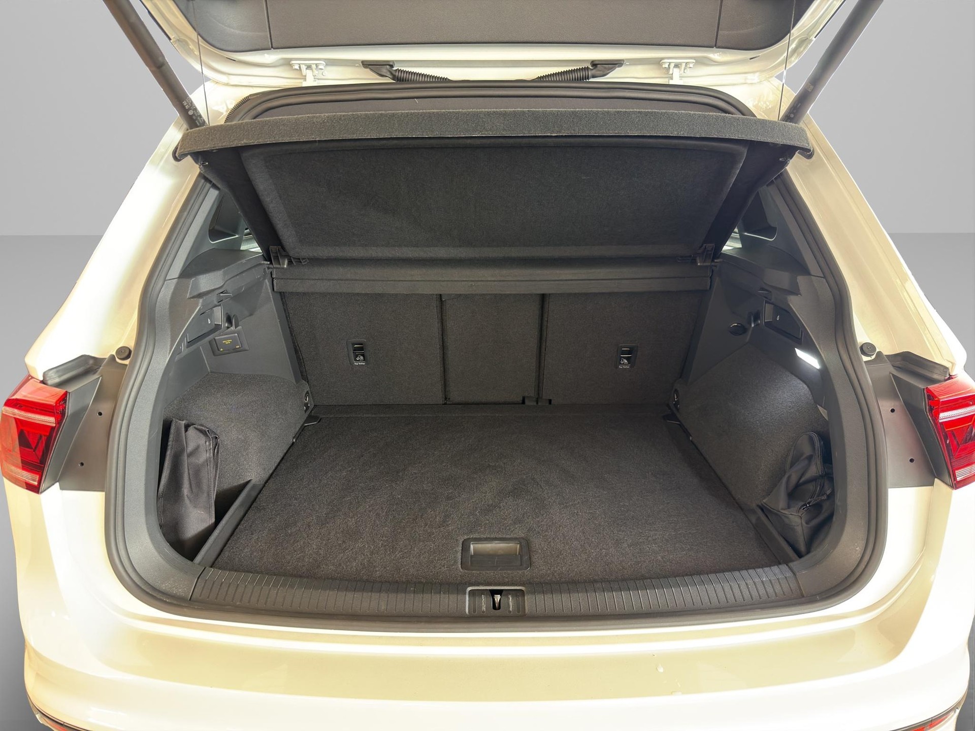 VW Tiguan 2.0 Black Style TSI R-Line DSG-image-9