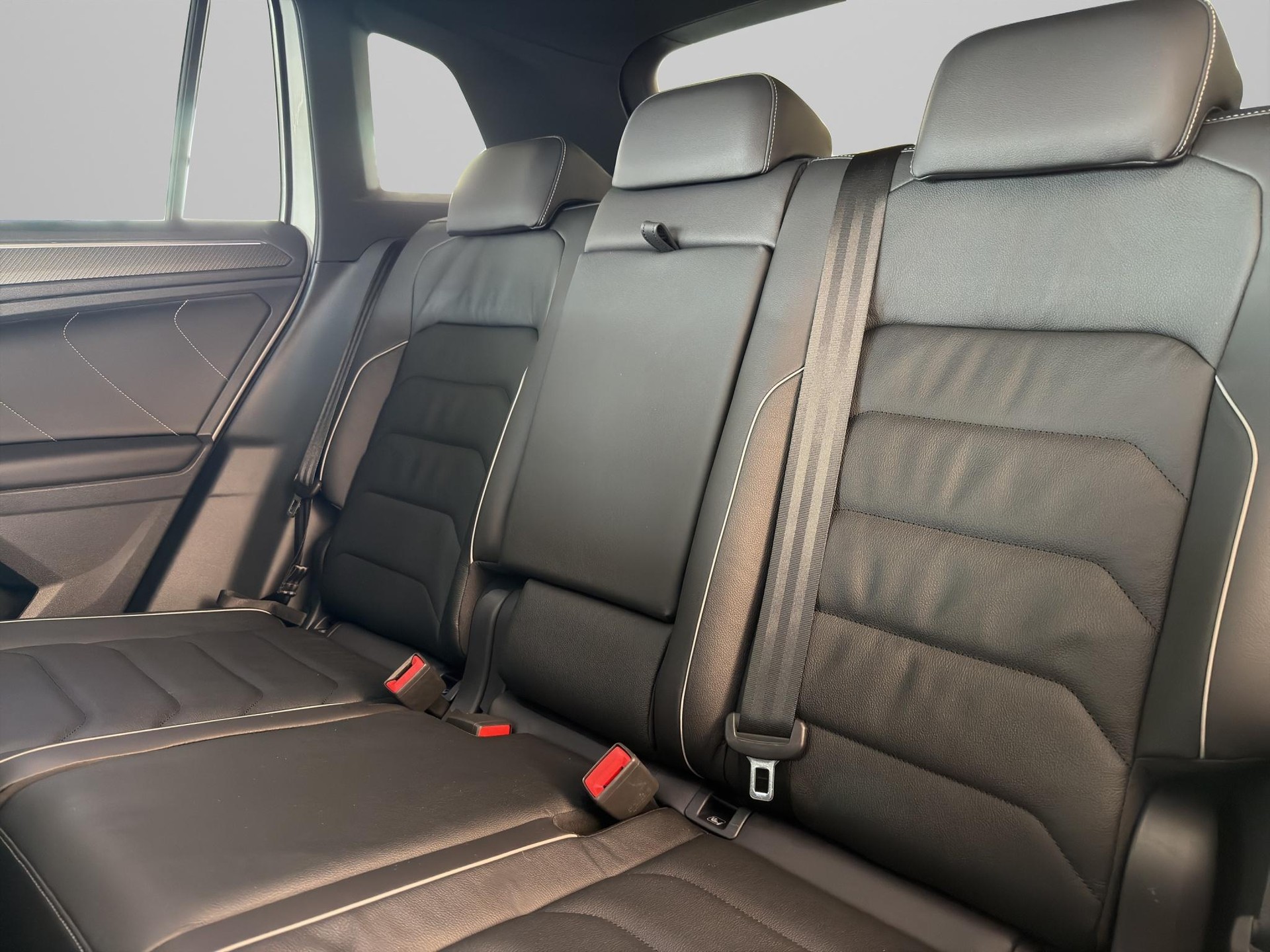 VW Tiguan 2.0 Black Style TSI R-Line DSG-image-11