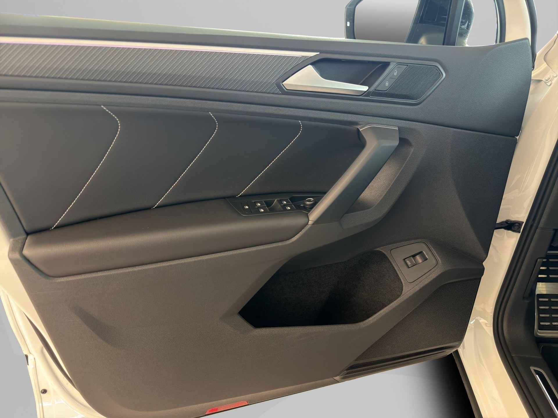VW Tiguan 2.0 Black Style TSI R-Line DSG-image-17