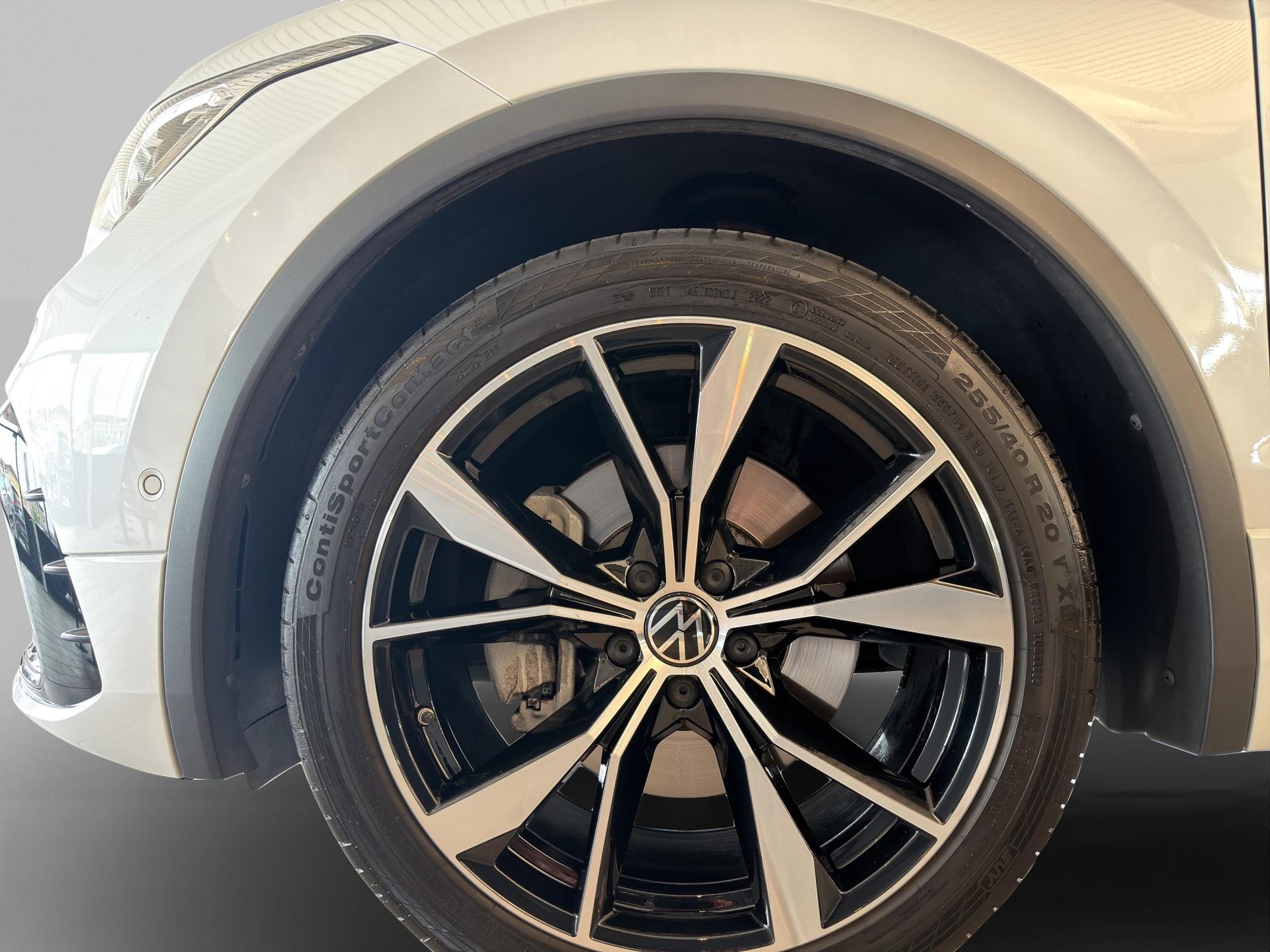 VW Tiguan 2.0 Black Style TSI R-Line DSG-image-8