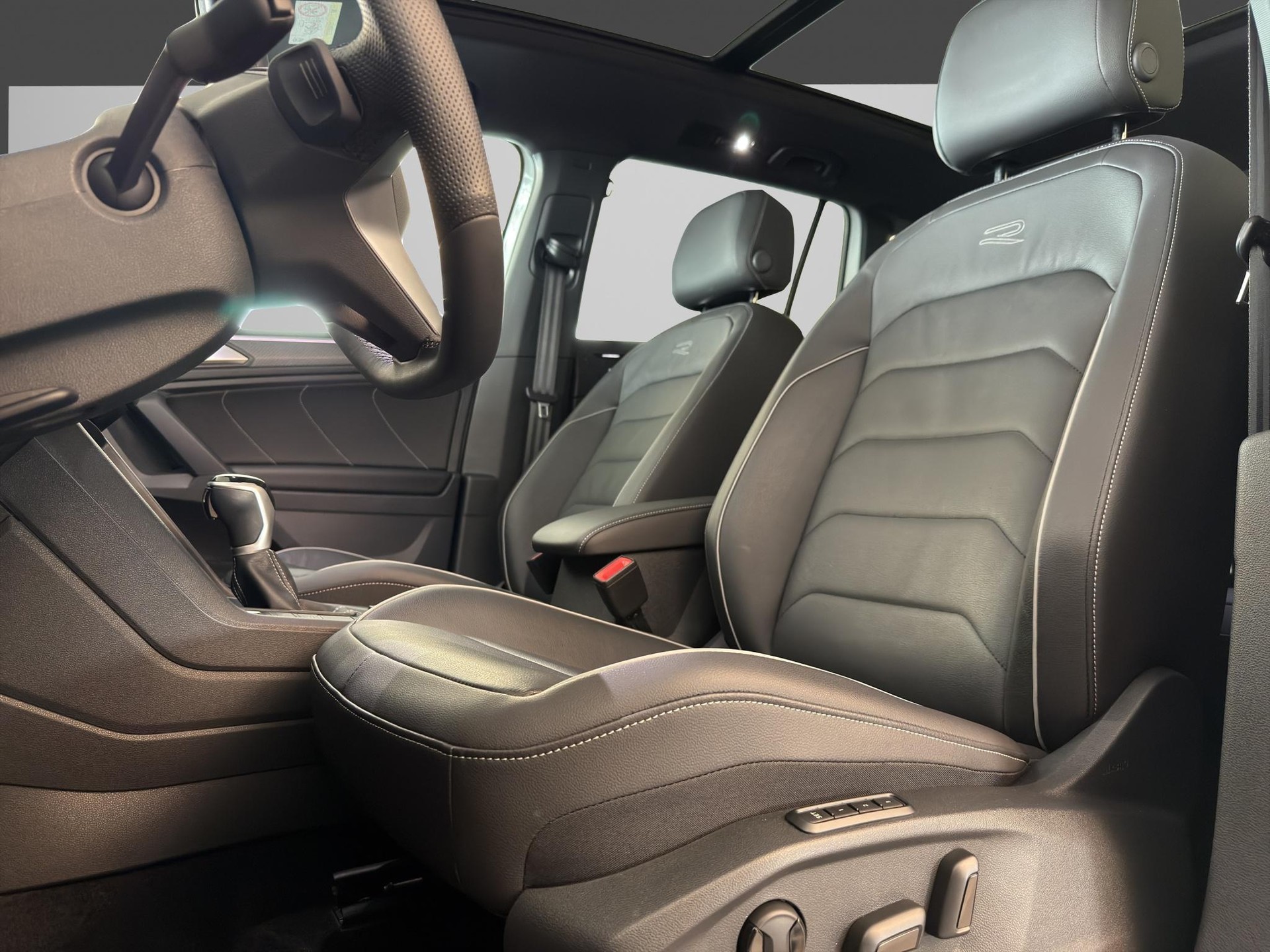 VW Tiguan 2.0 Black Style TSI R-Line DSG-image-10
