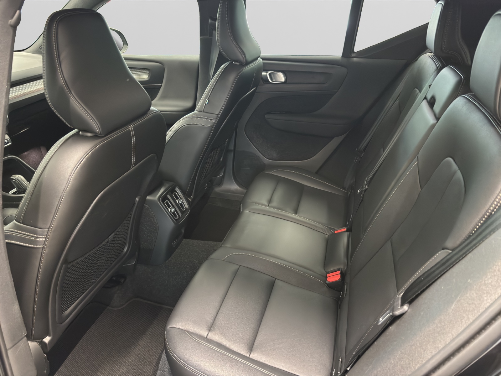 VOLVO XC40 P8 Twin R-Design AWD-image-4
