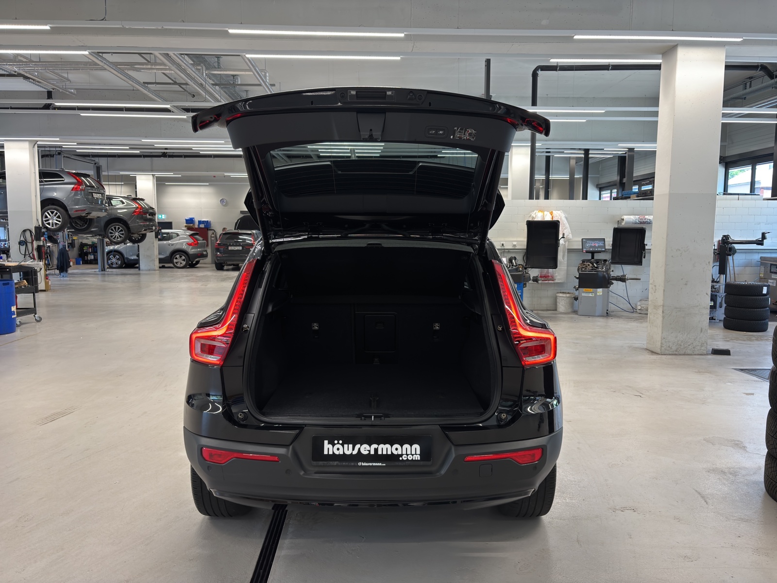 VOLVO XC40 P8 Twin R-Design AWD-image-11