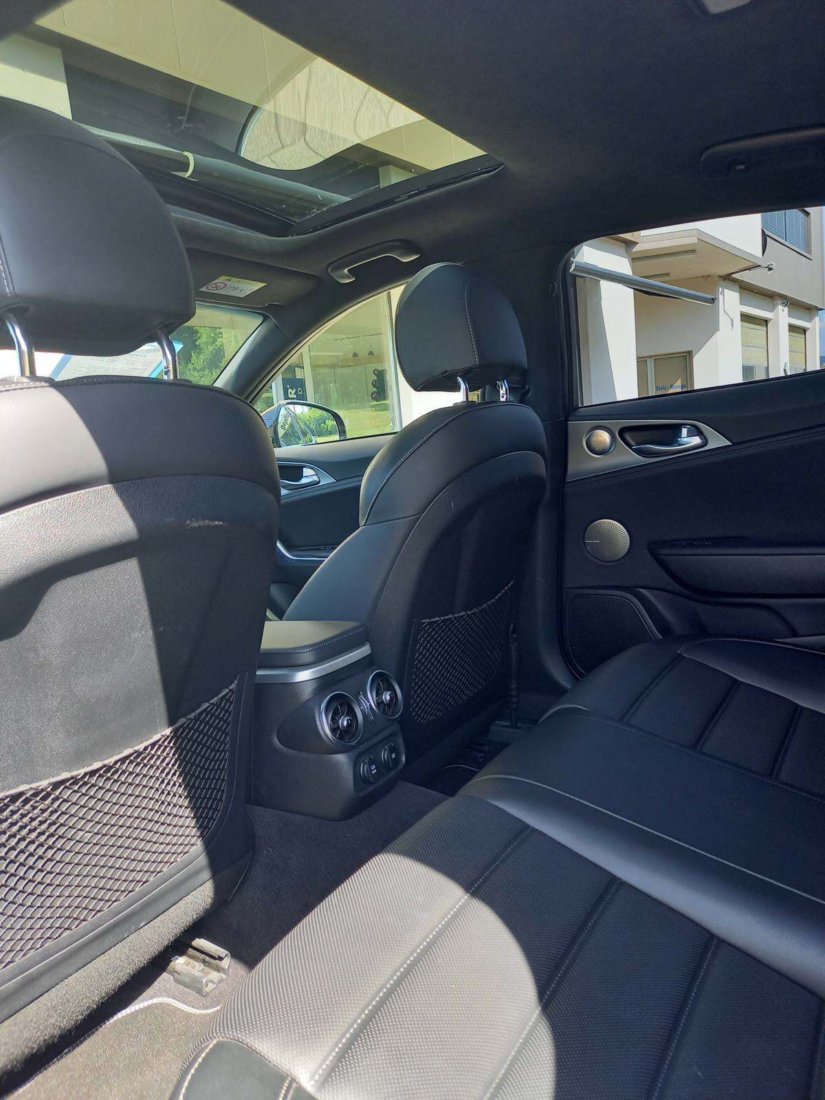KIA Stinger 3.3 T-GDi GT Automat AWD-image-13