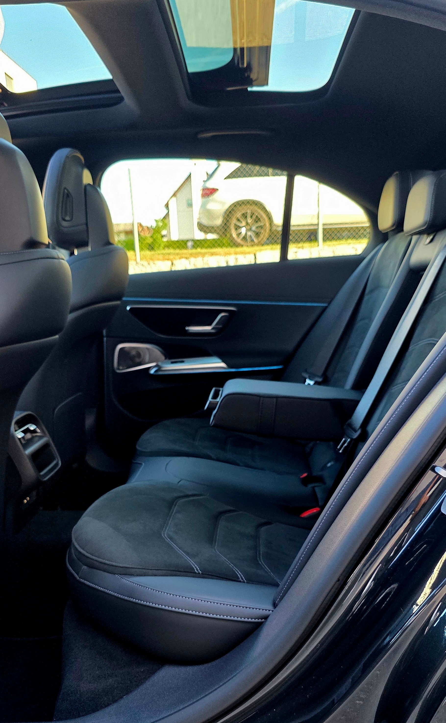 MERCEDES-BENZ E 220 d 4Matic 9G-Tronic AMG-LINE, NIGHT-PAKET , ACC, PANORAMA-image-11