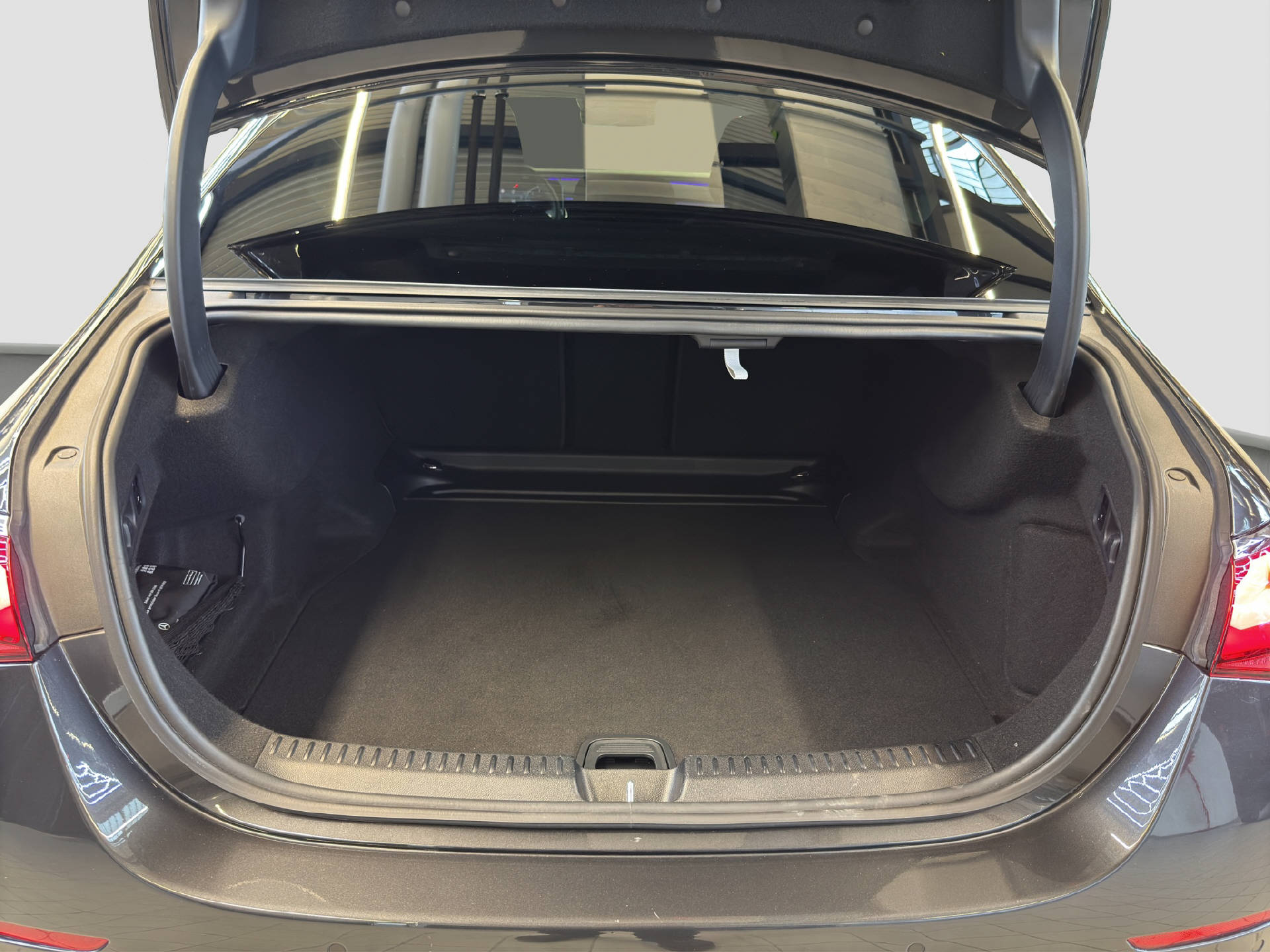 MERCEDES-BENZ E 220 d AMG Line 4MATIC-image-13