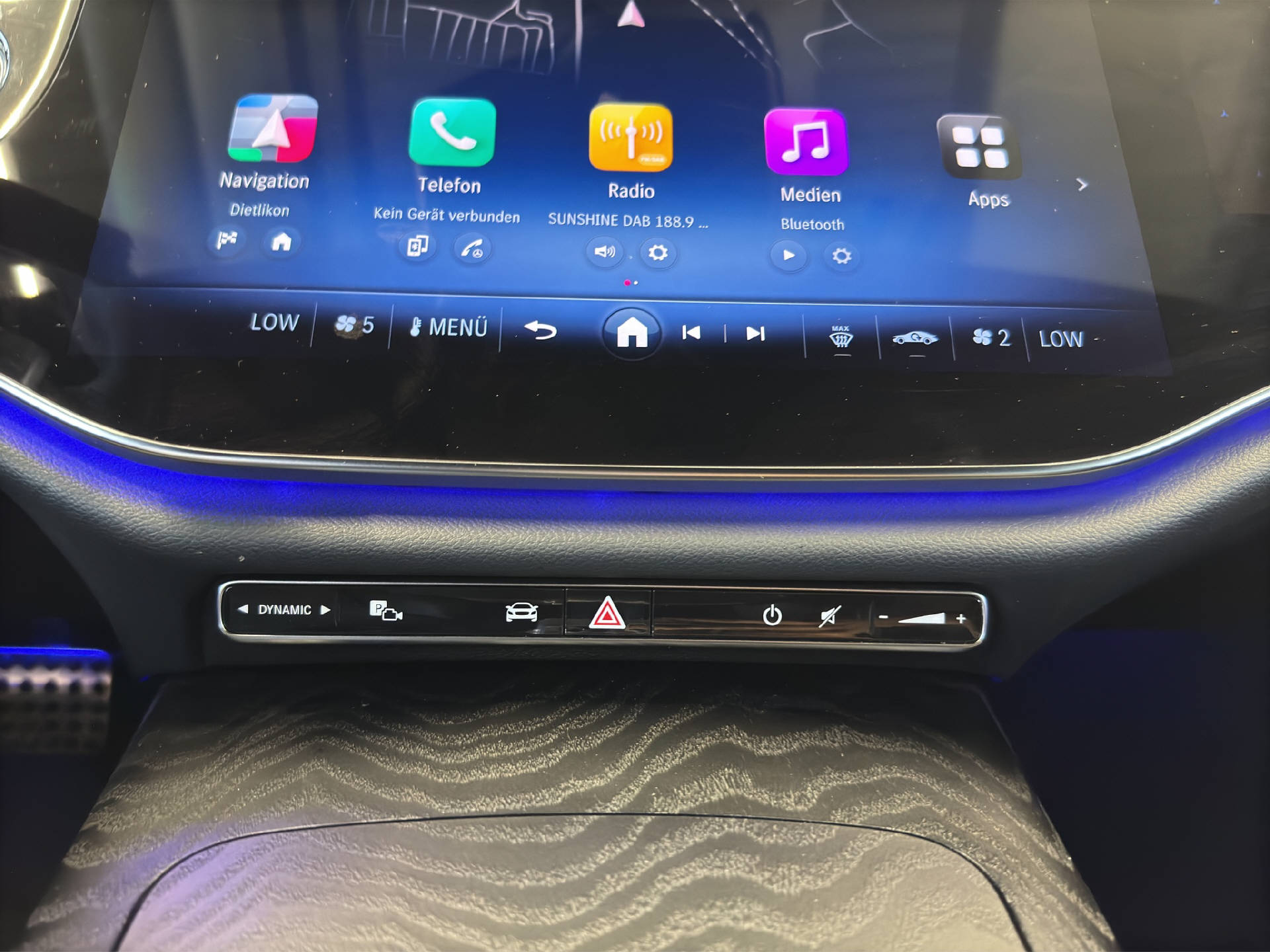 MERCEDES-BENZ E 220 d AMG Line 4MATIC-image-9