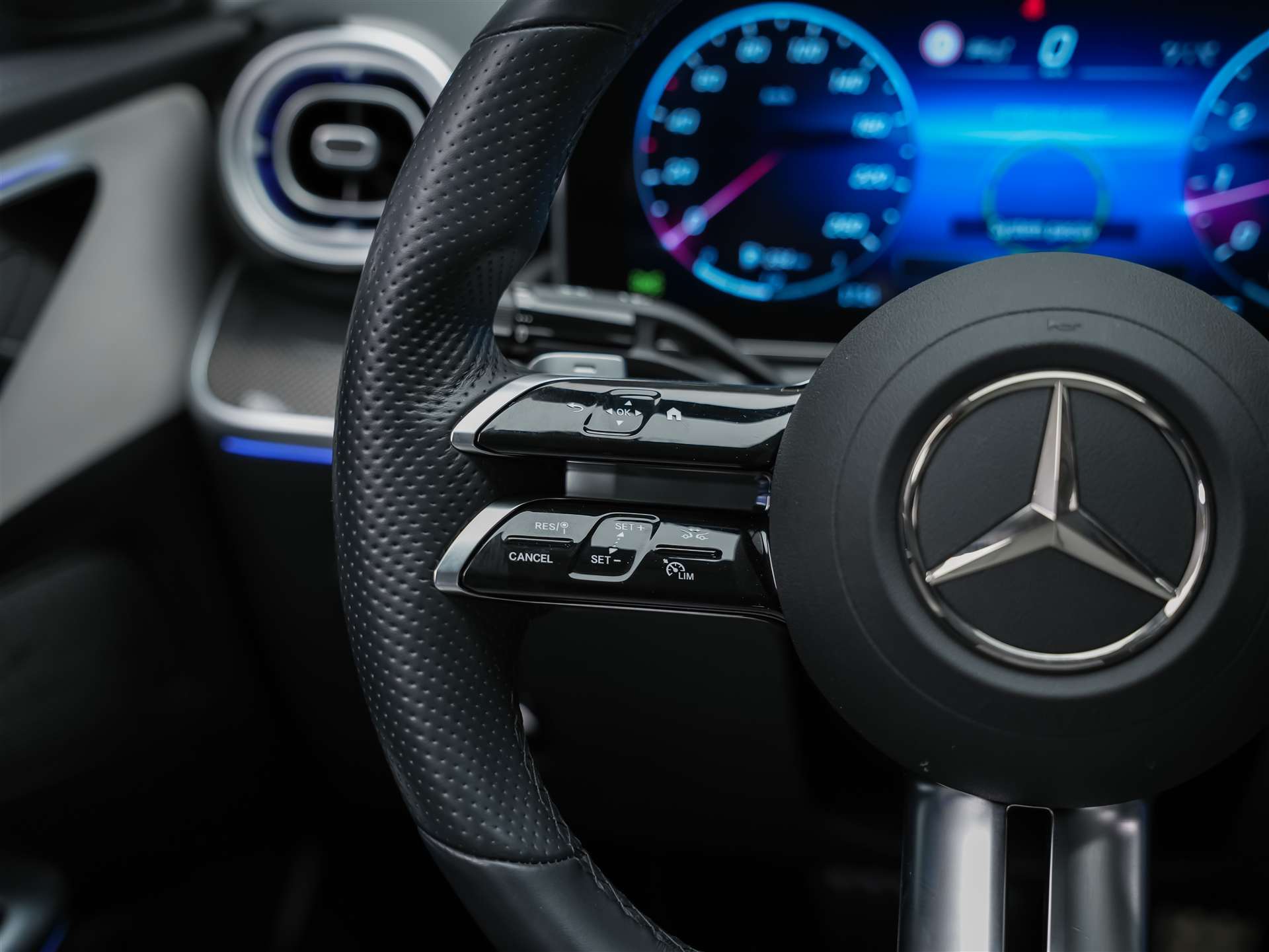 MERCEDES-BENZ C 300 AMG Line 4matic *20" Felgen*Abstandsregler*Standheizung*-image-26