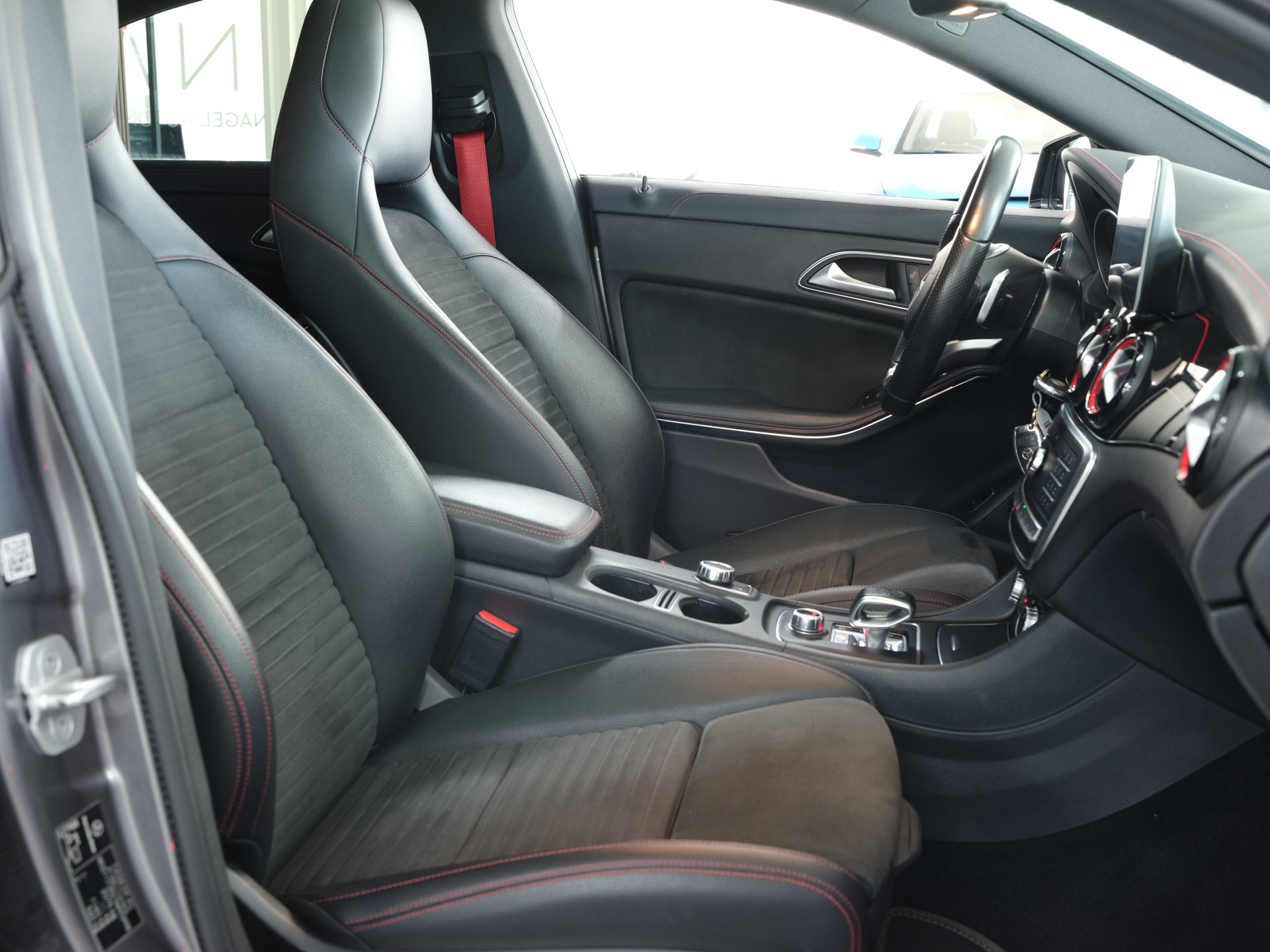 MERCEDES-BENZ CLA 45 AMG 4Matic Speedshift *Performance Abgassanlage* *CarPlay* *Edition One*-image-14