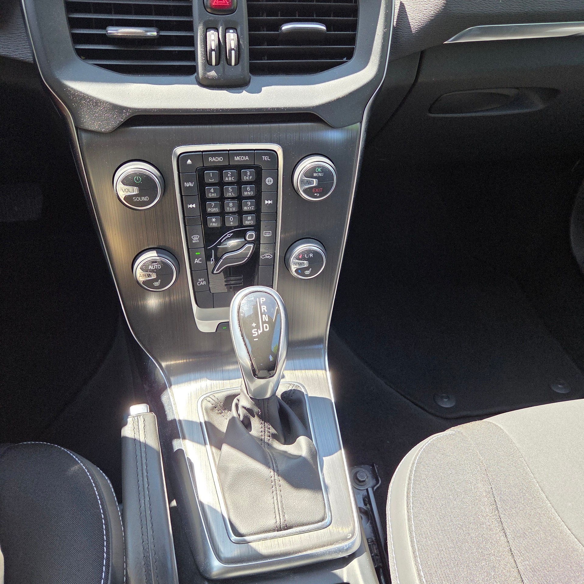 VOLVO V40 D3 Kinetic Geartronic-image-9