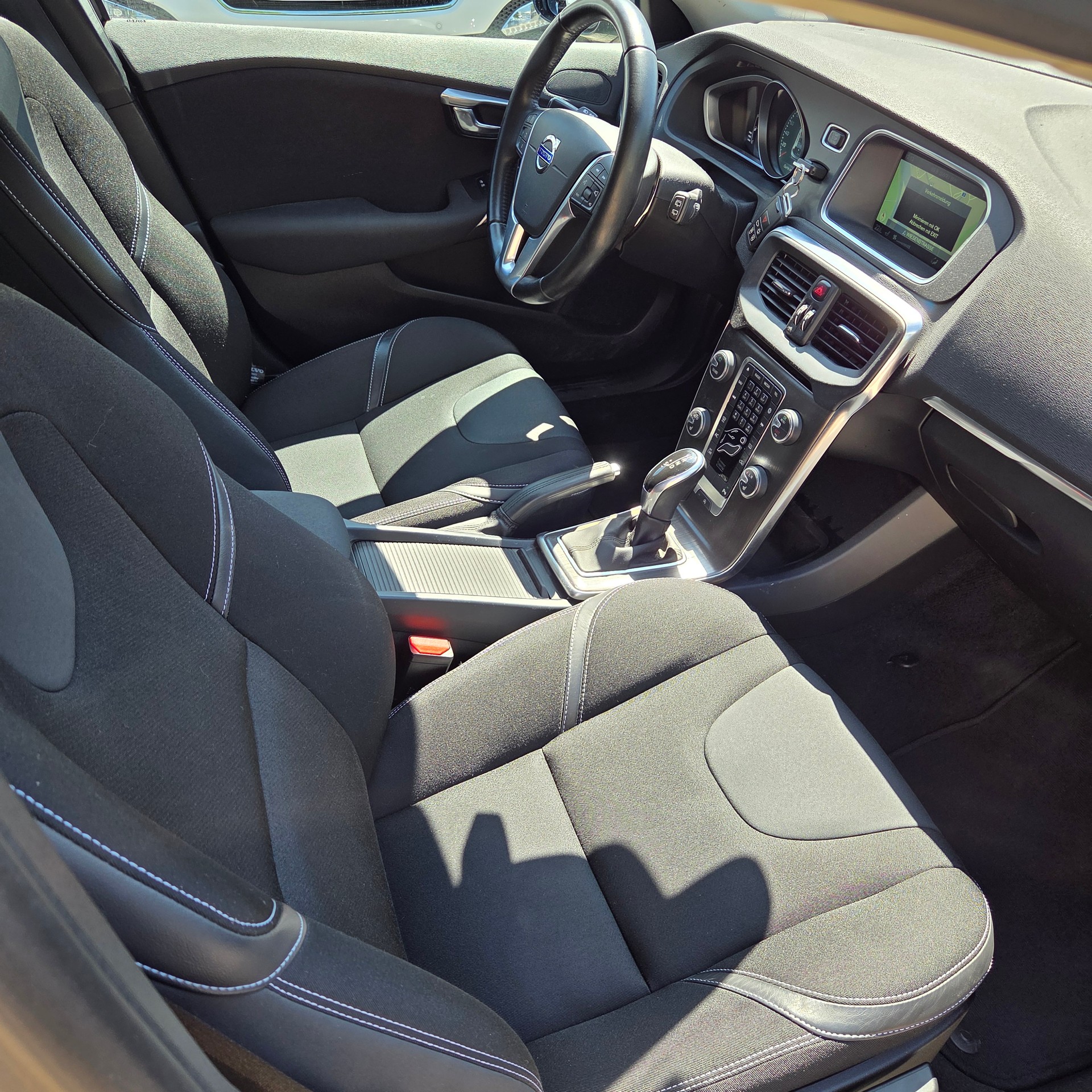 VOLVO V40 D3 Kinetic Geartronic-image-7