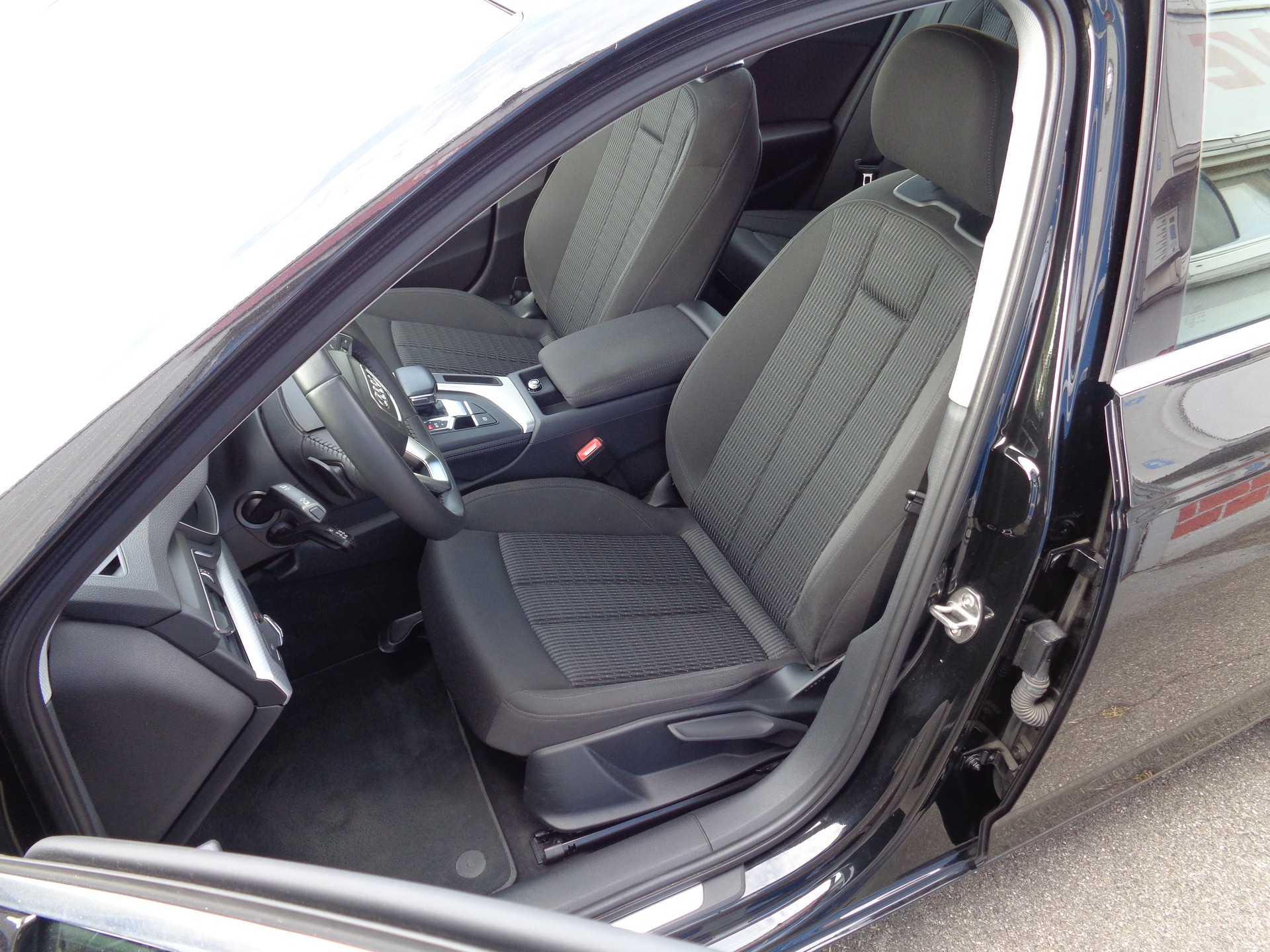 AUDI A4 Avant 2.0 TDI Design quattro S-tronic-image-10