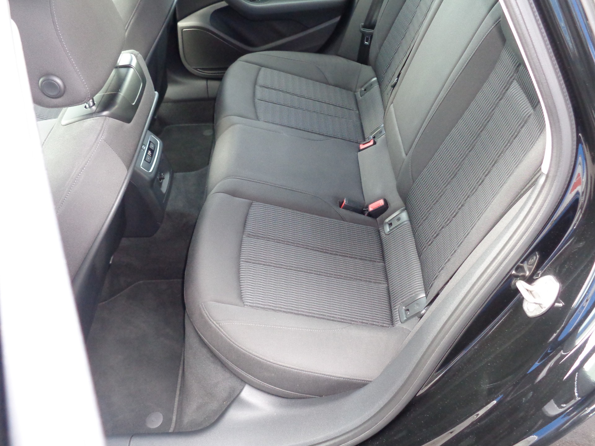 AUDI A4 Avant 2.0 TDI Design quattro S-tronic-image-11