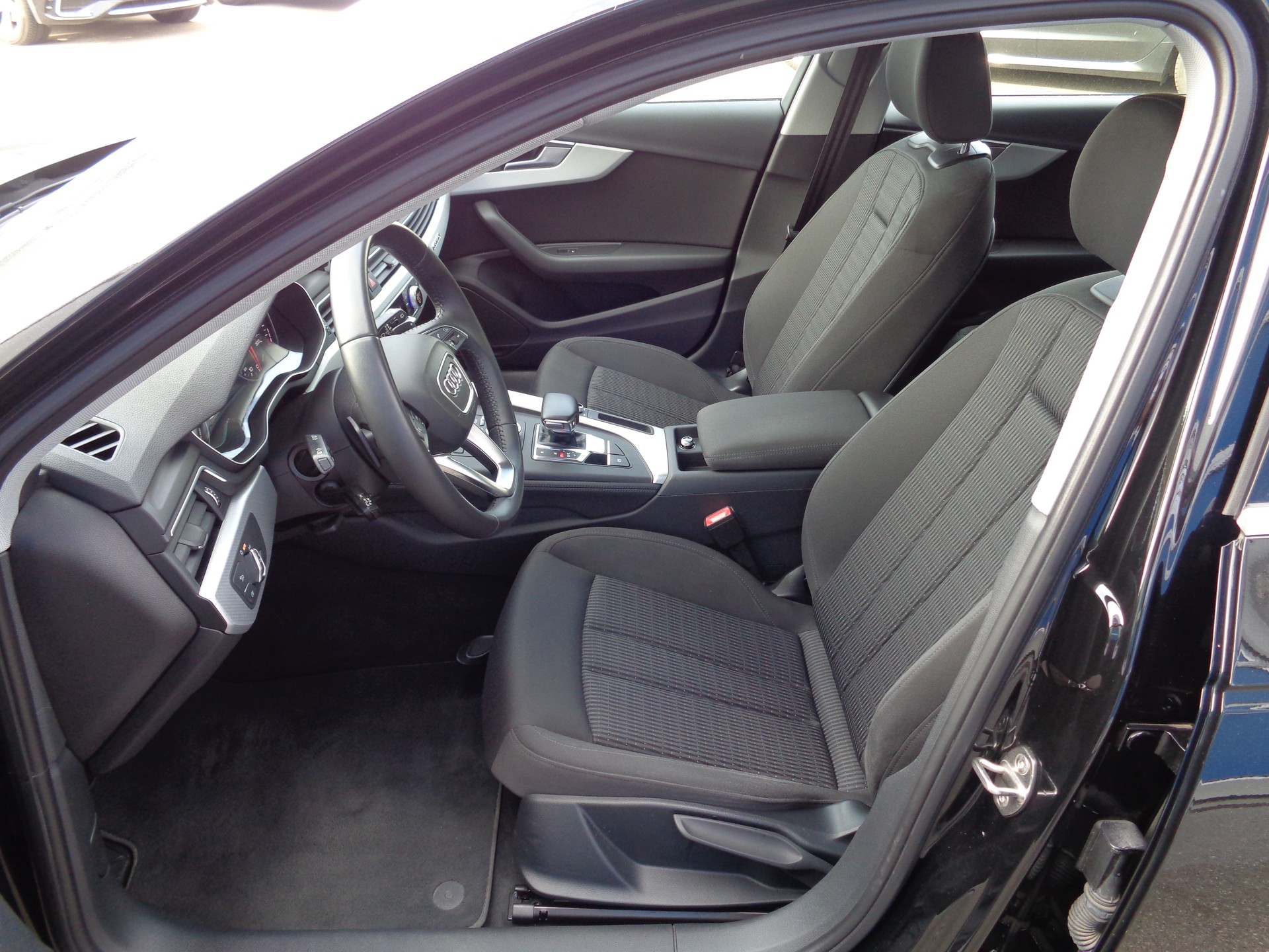 AUDI A4 Avant 2.0 TDI Design quattro S-tronic-image-9