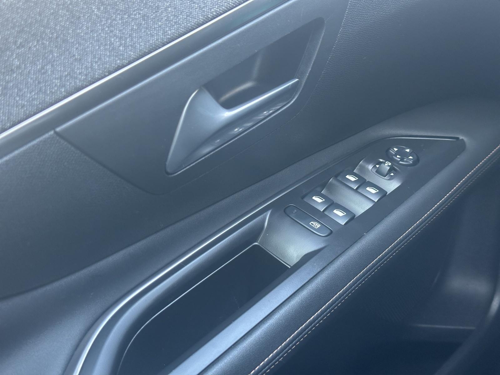 PEUGEOT 3008 1.2 130 GT Line-image-9
