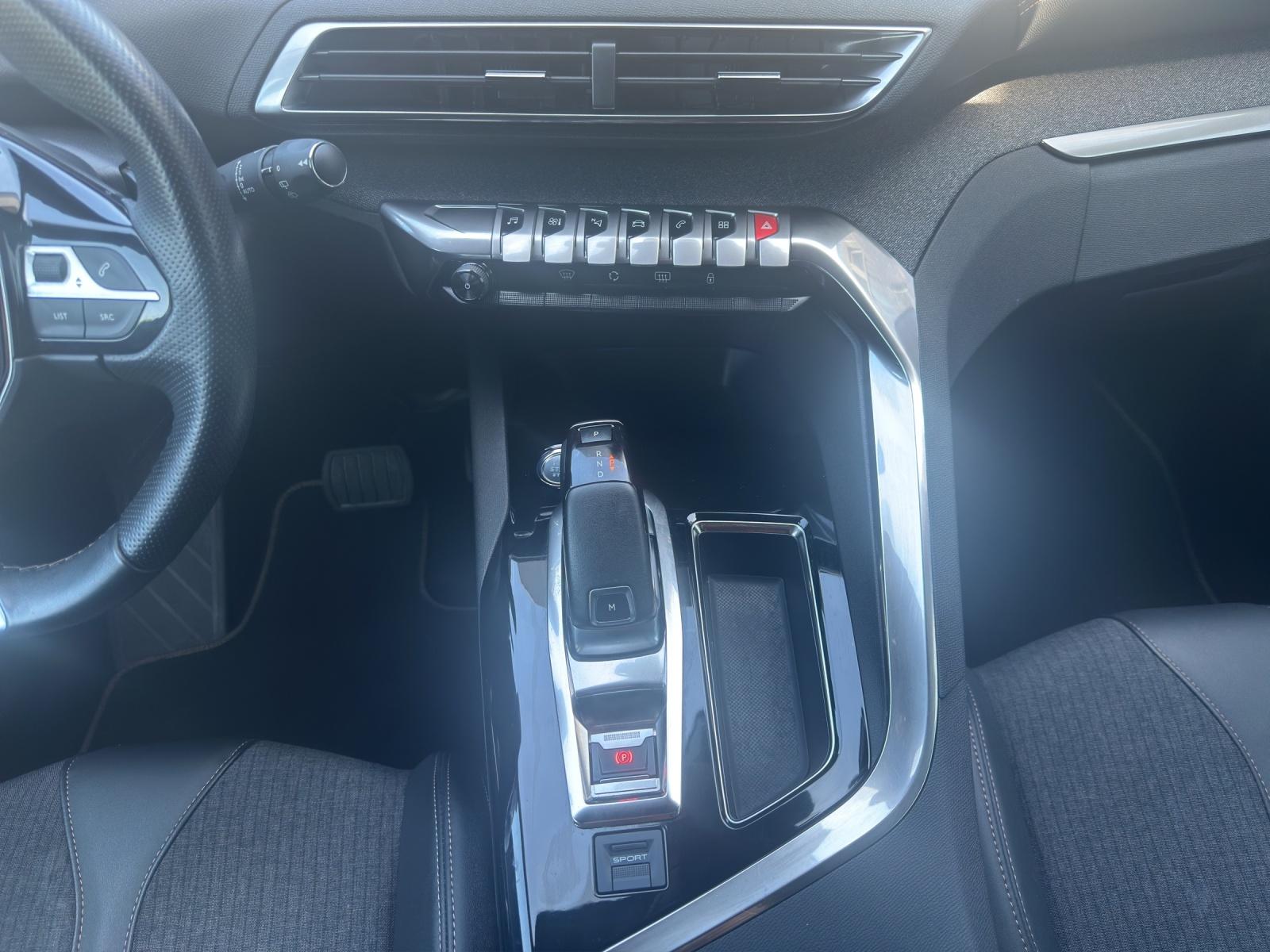 PEUGEOT 3008 1.2 130 GT Line-image-14