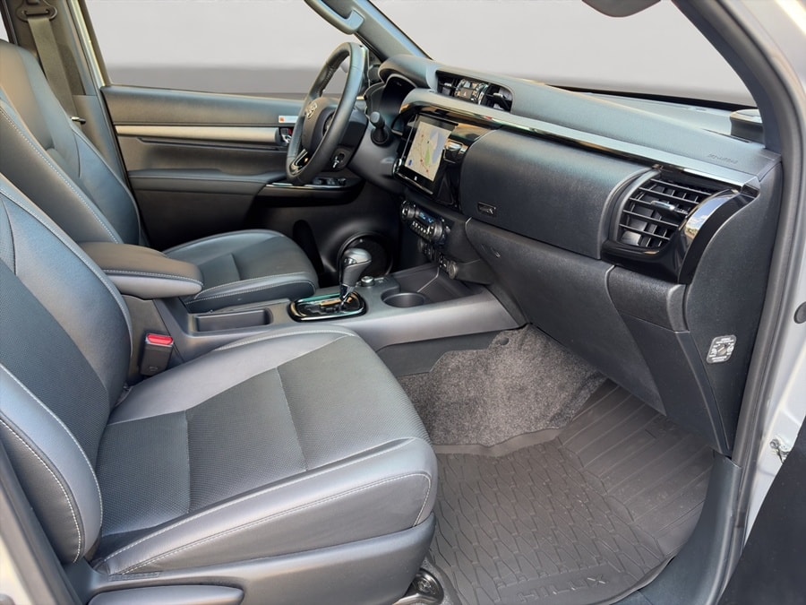 TOYOTA Hilux 2.8D-4D MHEV Invincible Double Cab 4x4 A-image-9