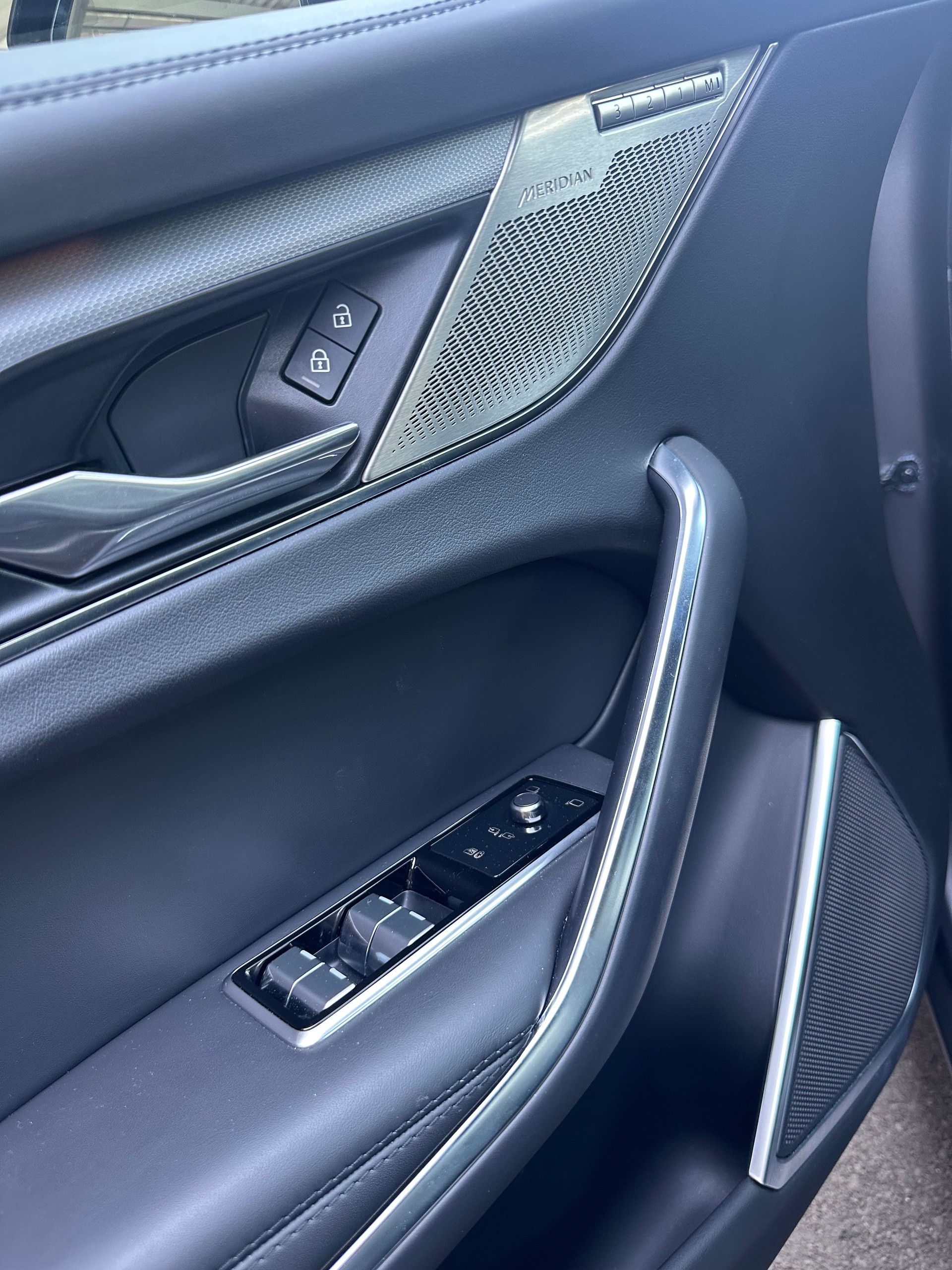 JAGUAR F-Pace 5.0 V8 SVR P550 AWD-image-10