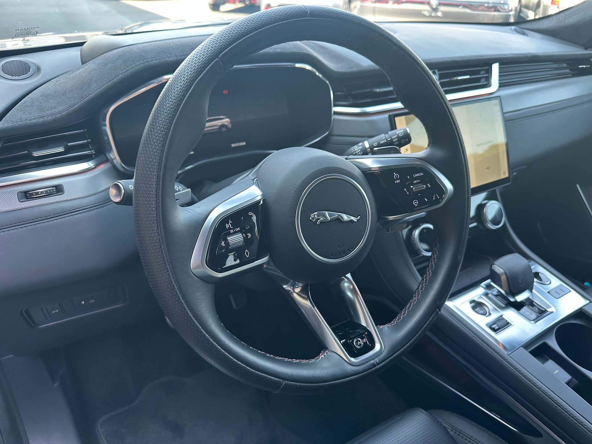 JAGUAR F-Pace 5.0 V8 SVR P550 AWD-image-7