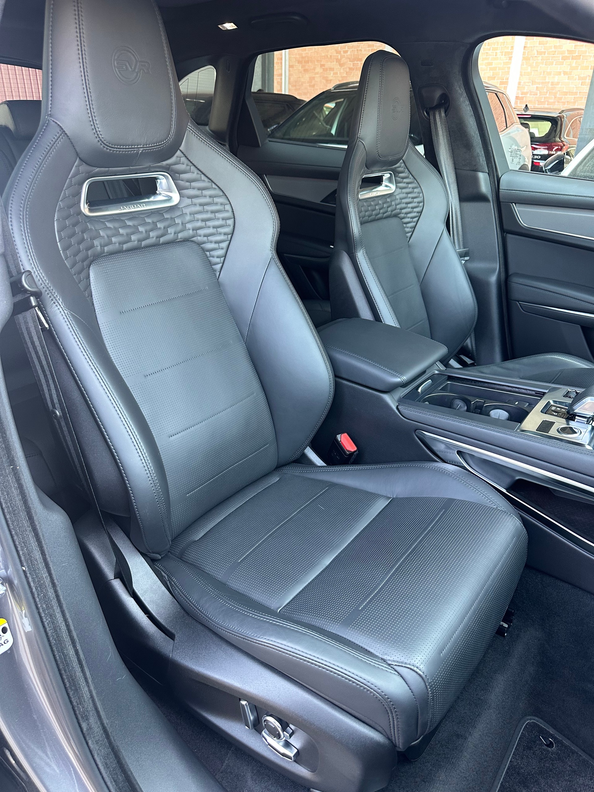 JAGUAR F-Pace 5.0 V8 SVR P550 AWD-image-8