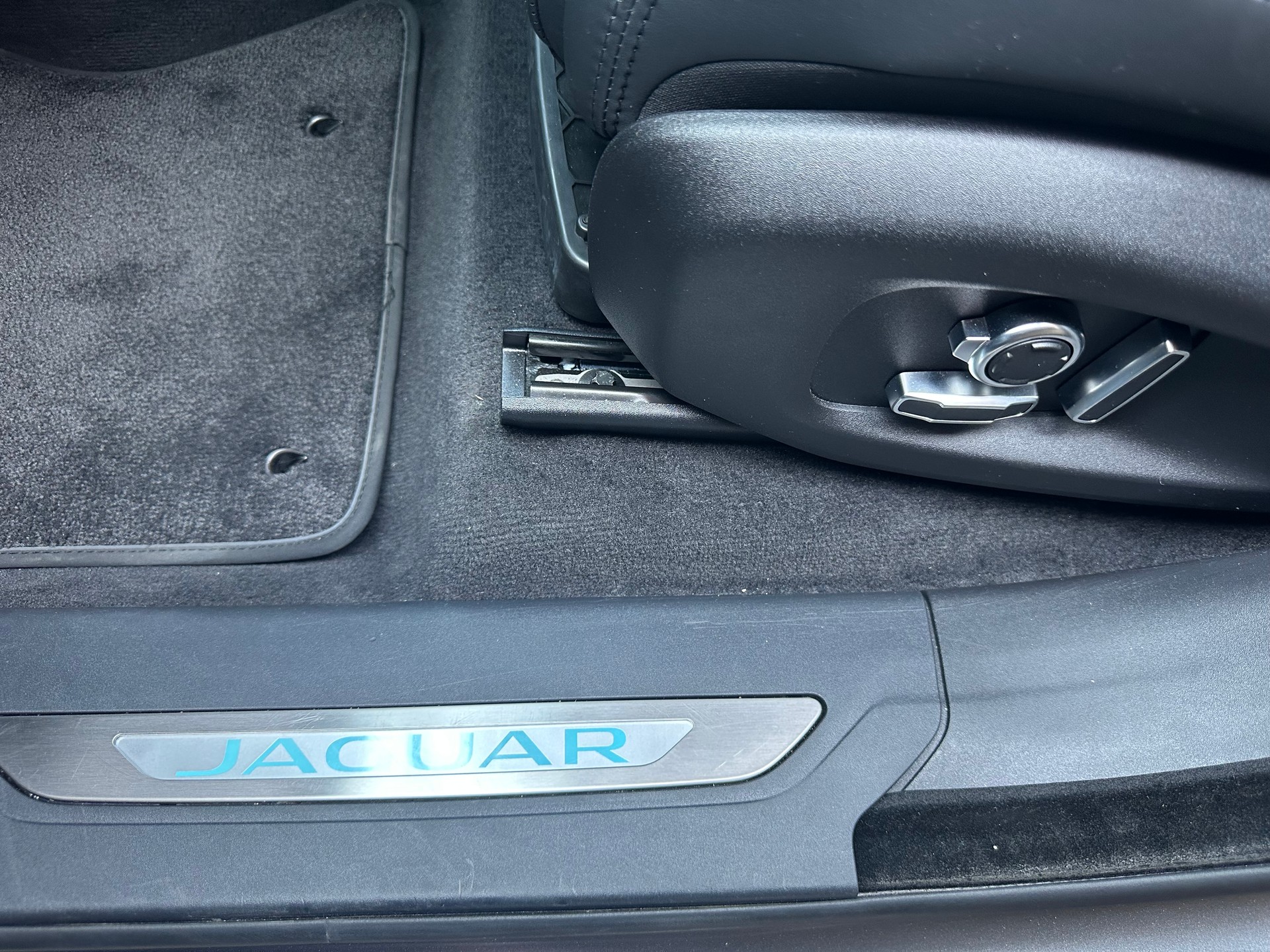 JAGUAR F-Pace 5.0 V8 SVR P550 AWD-image-9