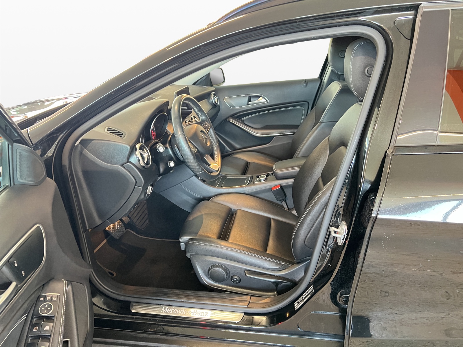 MERCEDES-BENZ GLA 200 Night Star 7G-DCT-image-10