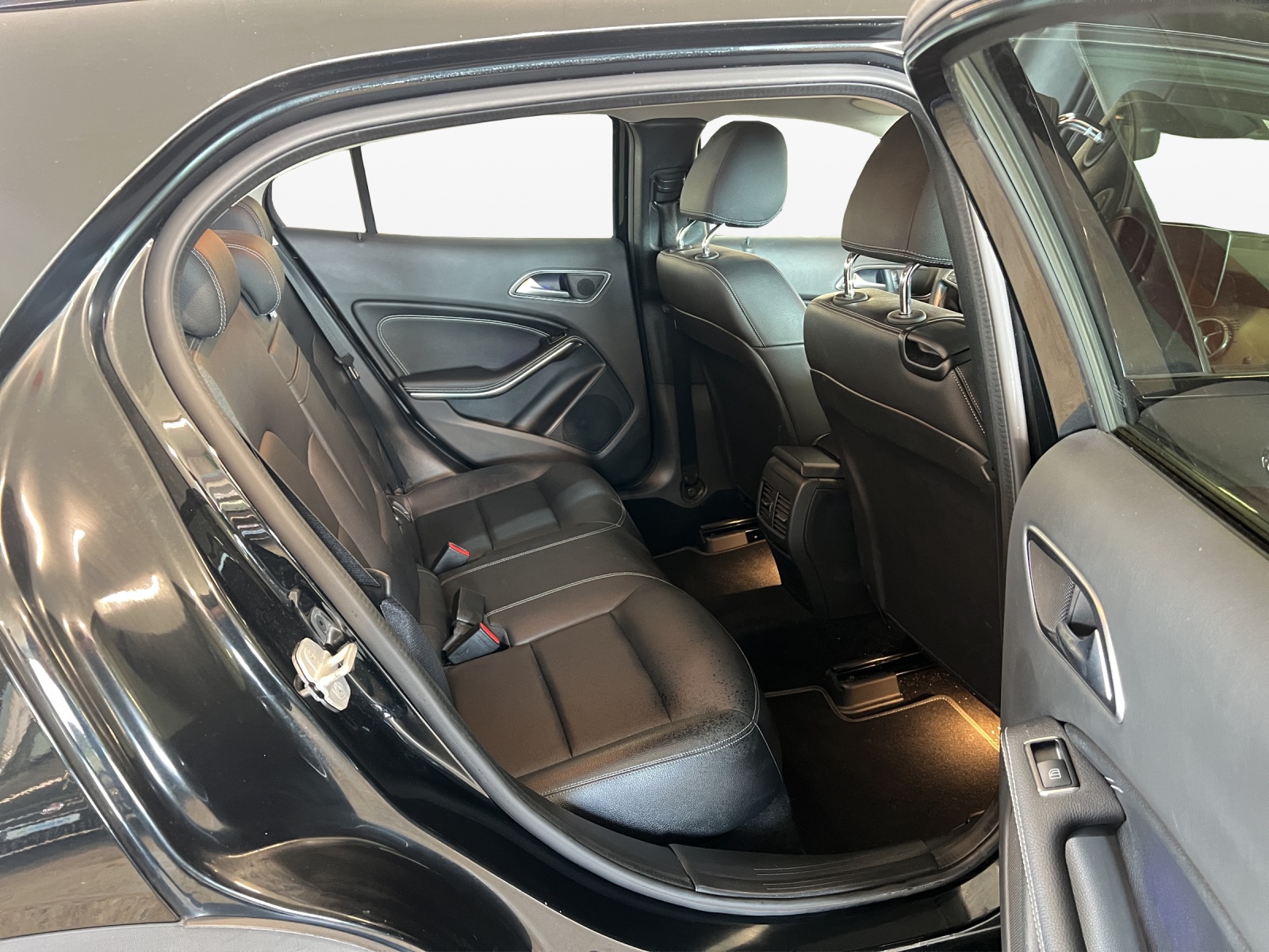 MERCEDES-BENZ GLA 200 Night Star 7G-DCT-image-9