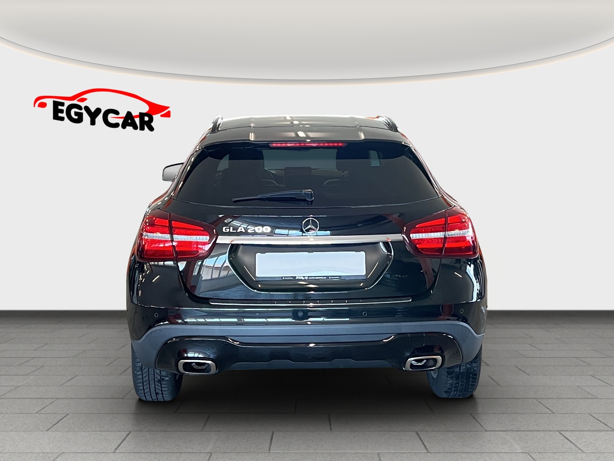 MERCEDES-BENZ GLA 200 Night Star 7G-DCT-showroom-element-3
