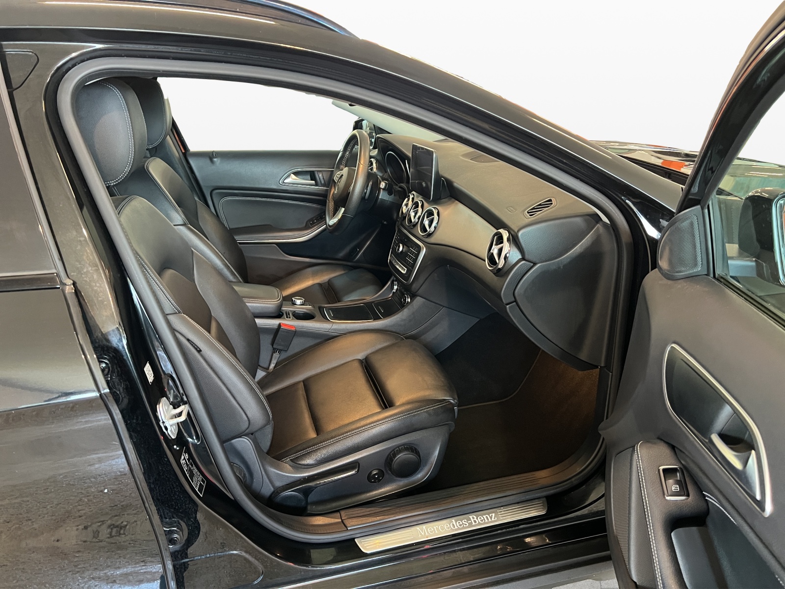 MERCEDES-BENZ GLA 200 Night Star 7G-DCT-image-8