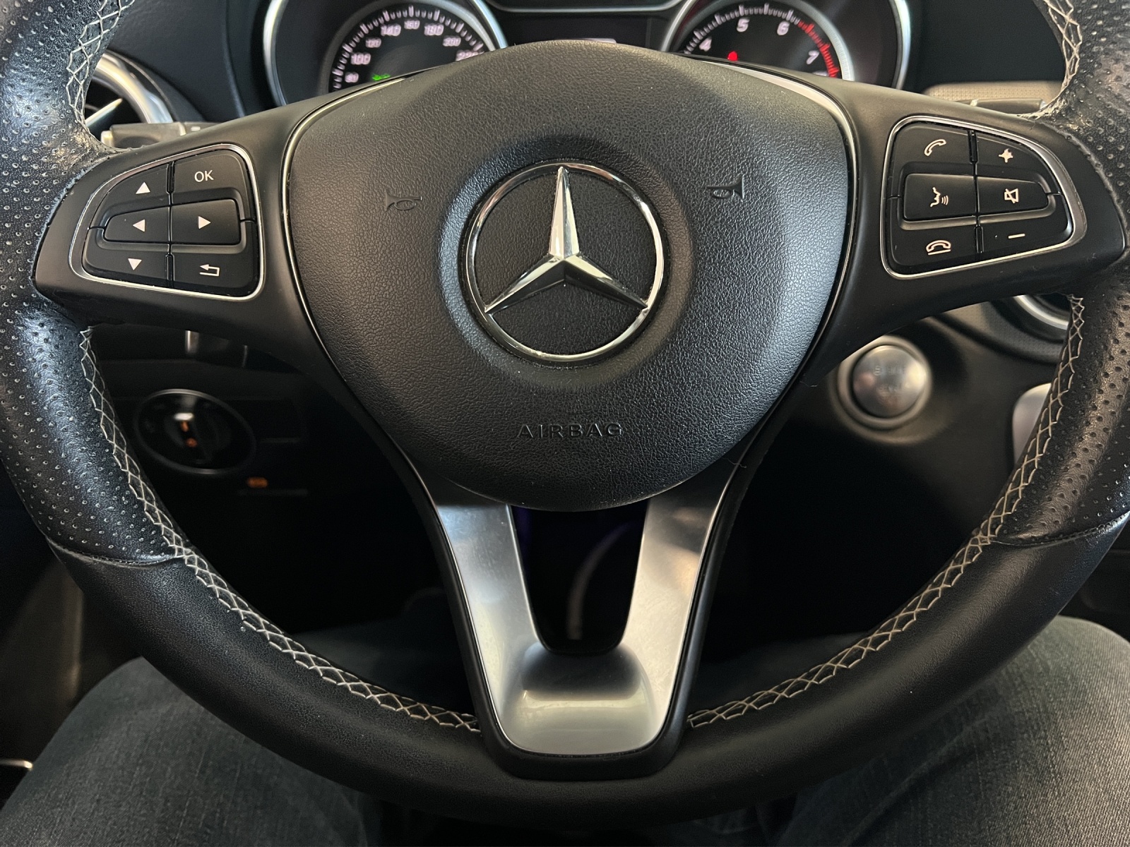 MERCEDES-BENZ GLA 200 Night Star 7G-DCT-image-15