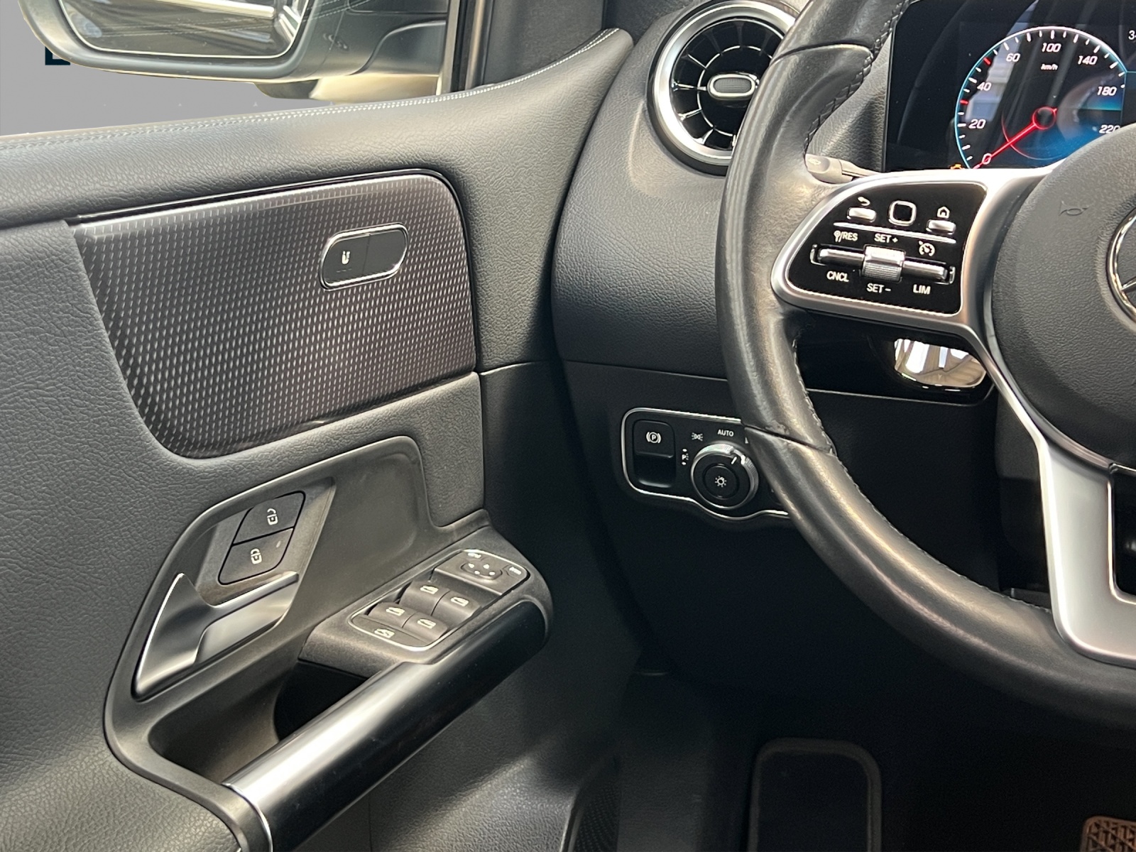 MERCEDES-BENZ B 180 Progressive 7G-DCT-image-12