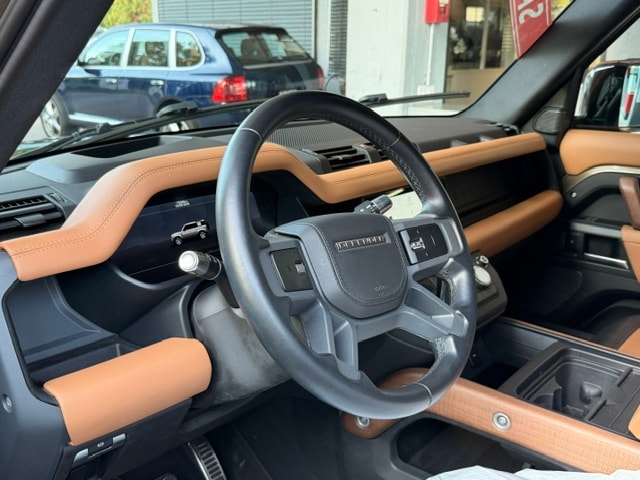 LAND ROVER Defender-image-1