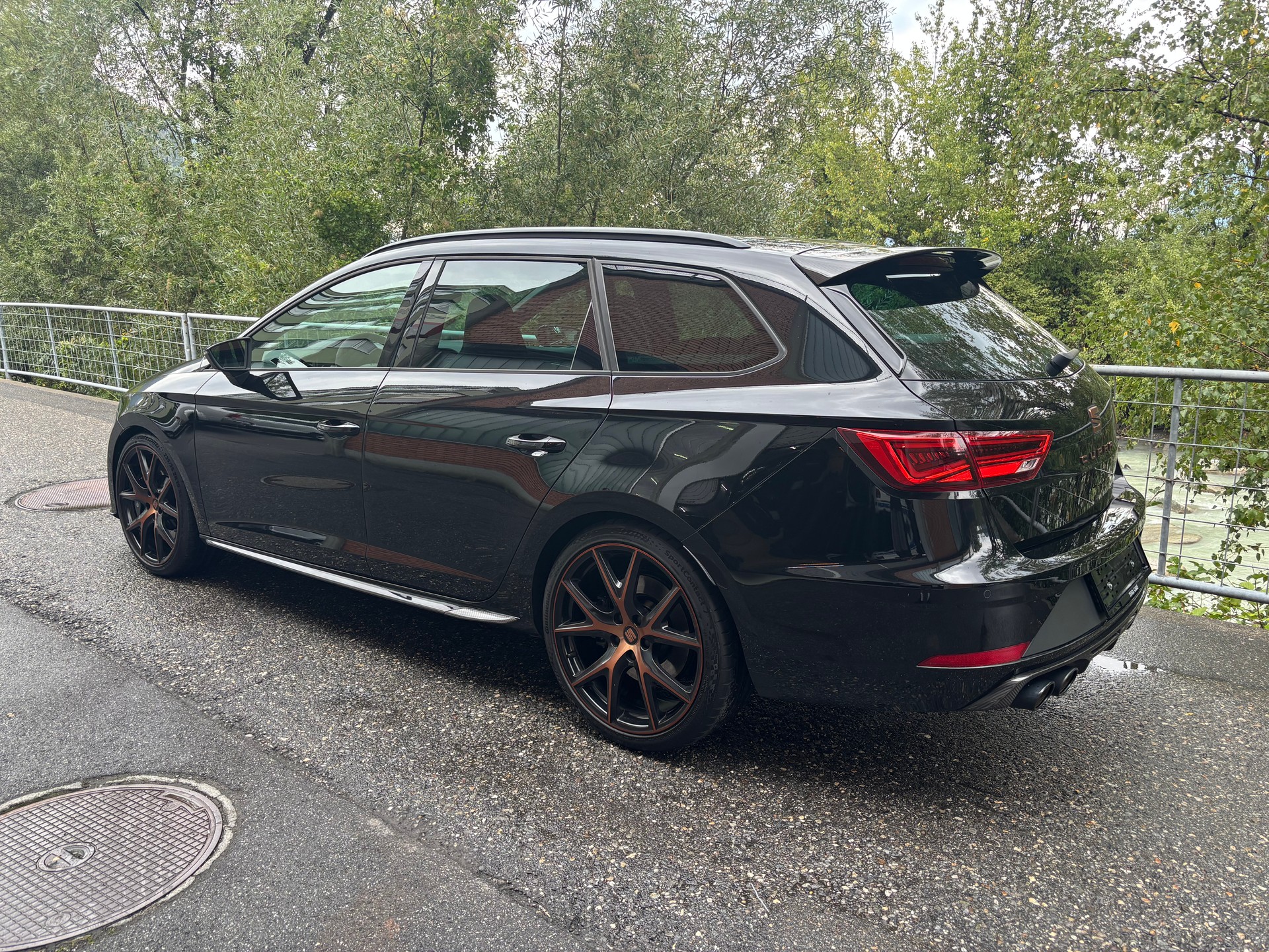 SEAT Leon ST 2.0 TSI Cupra R 300 4 Drive DSG-image-2