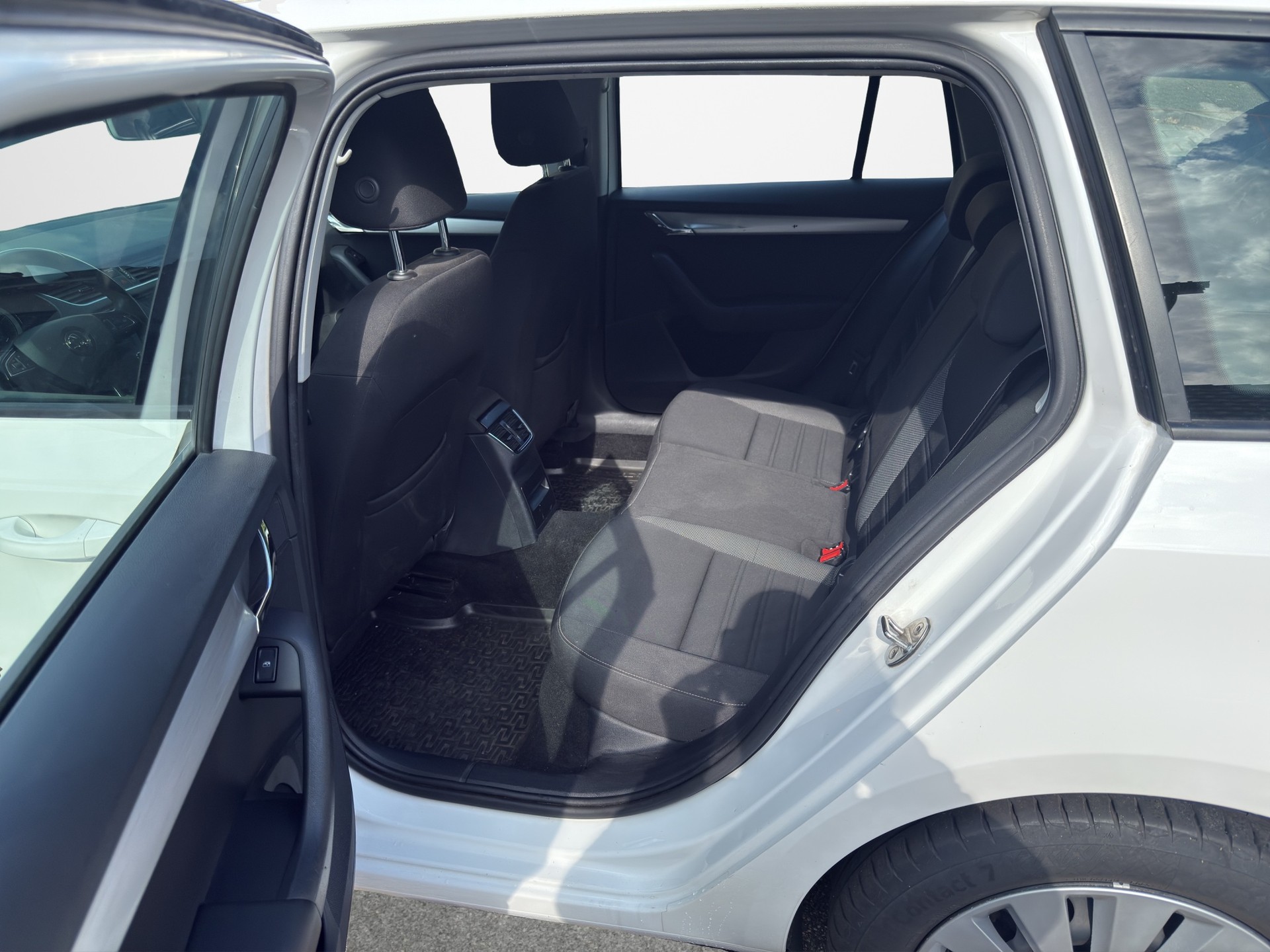 SKODA Octavia Combi 1.6 TDI Ambition 4x4-image-12