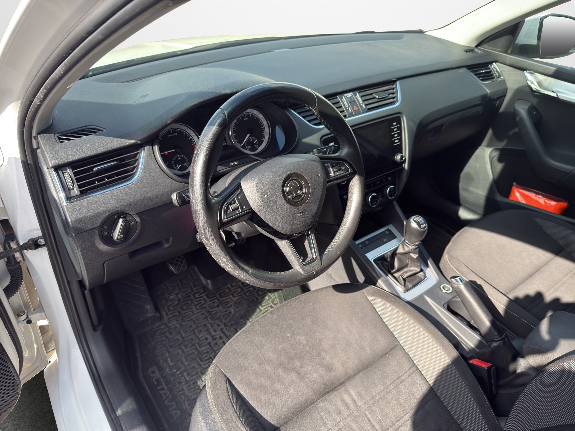 SKODA Octavia Combi 1.6 TDI Ambition 4x4-image-9
