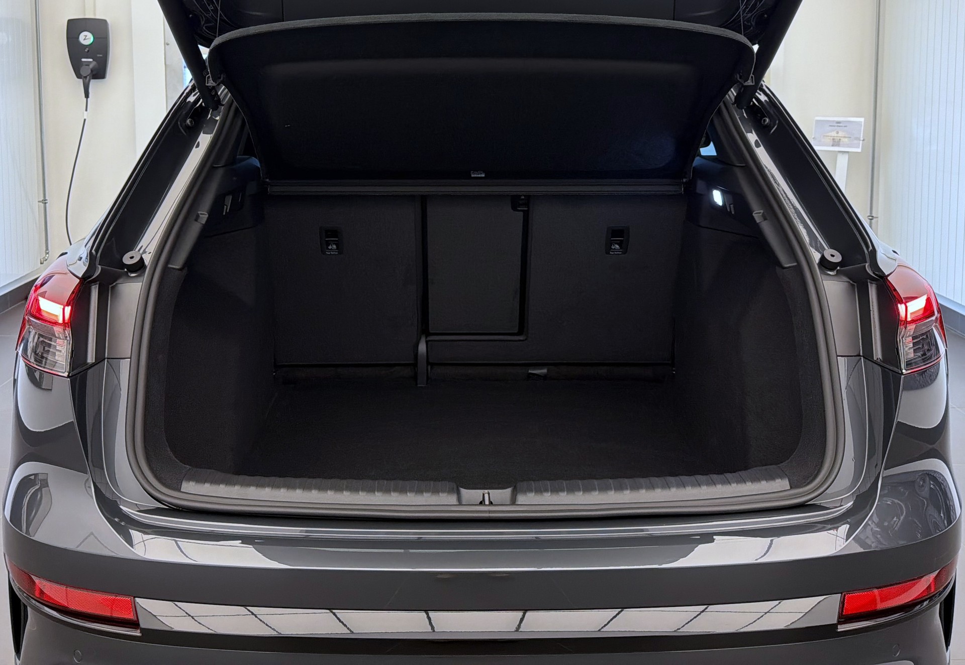 AUDI Q4 e-tron SUV quattro performance Swiss Ski-image-21