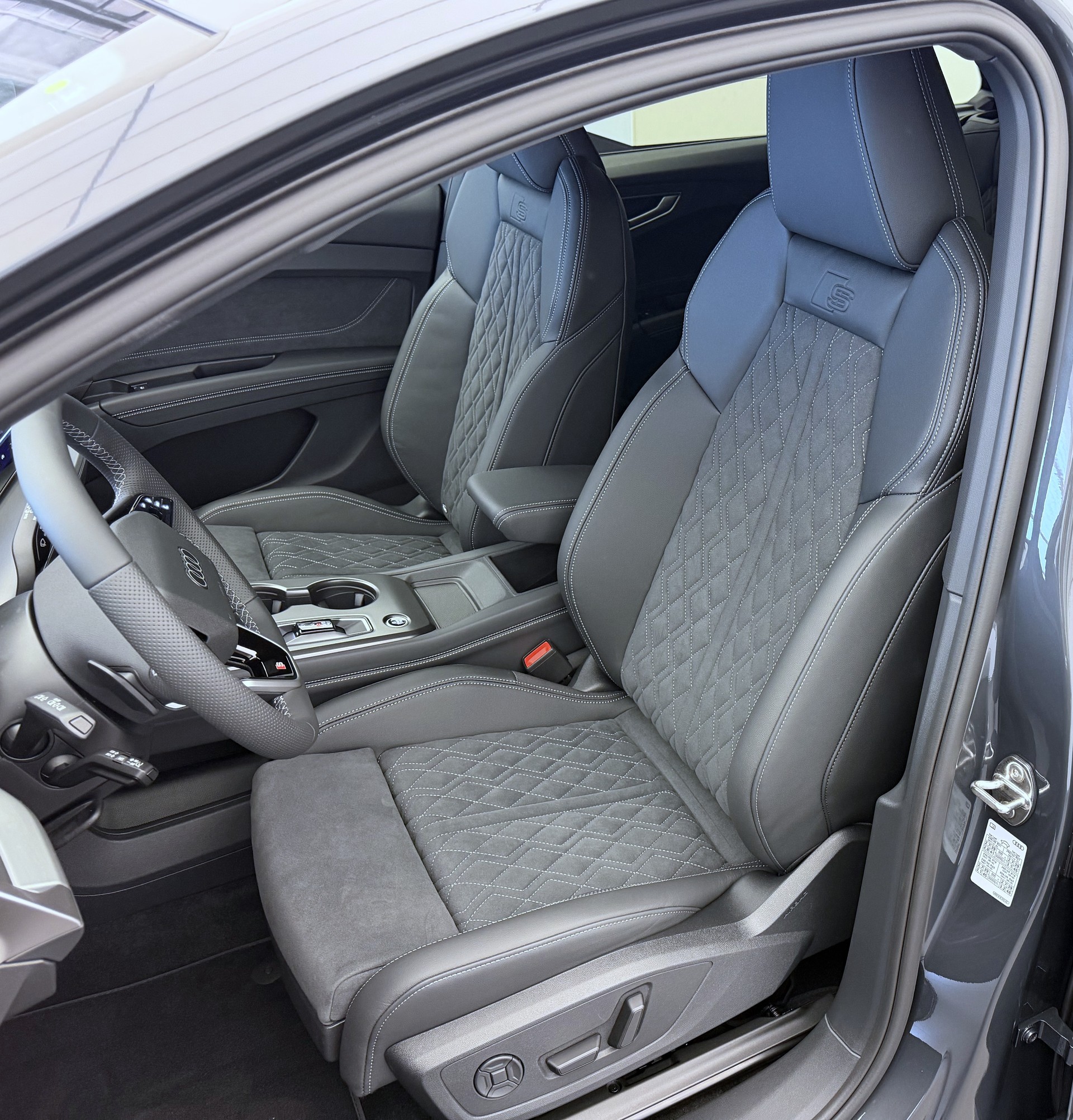 AUDI Q4 e-tron SUV quattro performance Swiss Ski-image-5