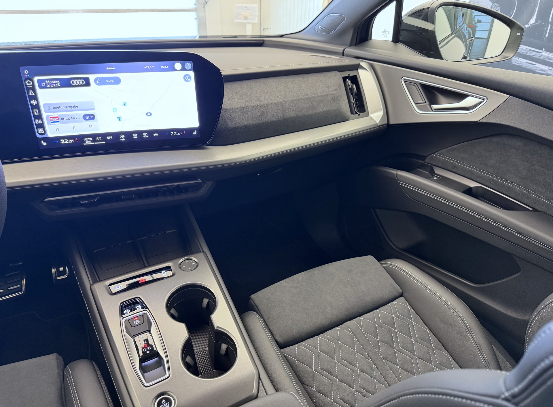 AUDI Q4 e-tron SUV quattro performance Swiss Ski-image-17