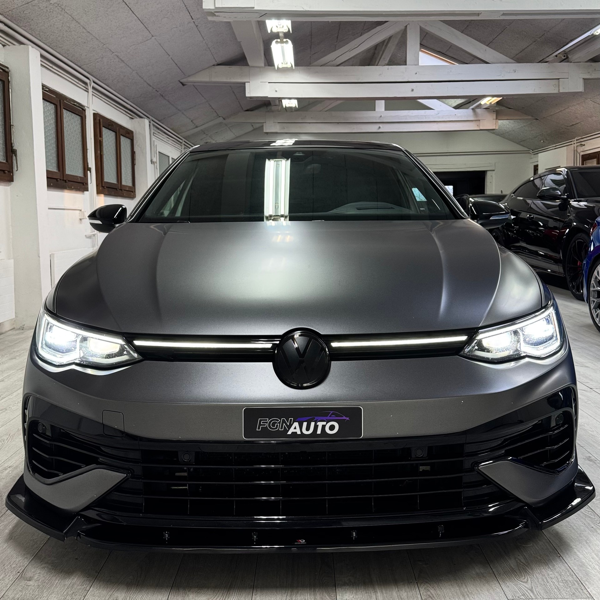 VW Golf 2.0 TSI R DSG 4Motion-image-2