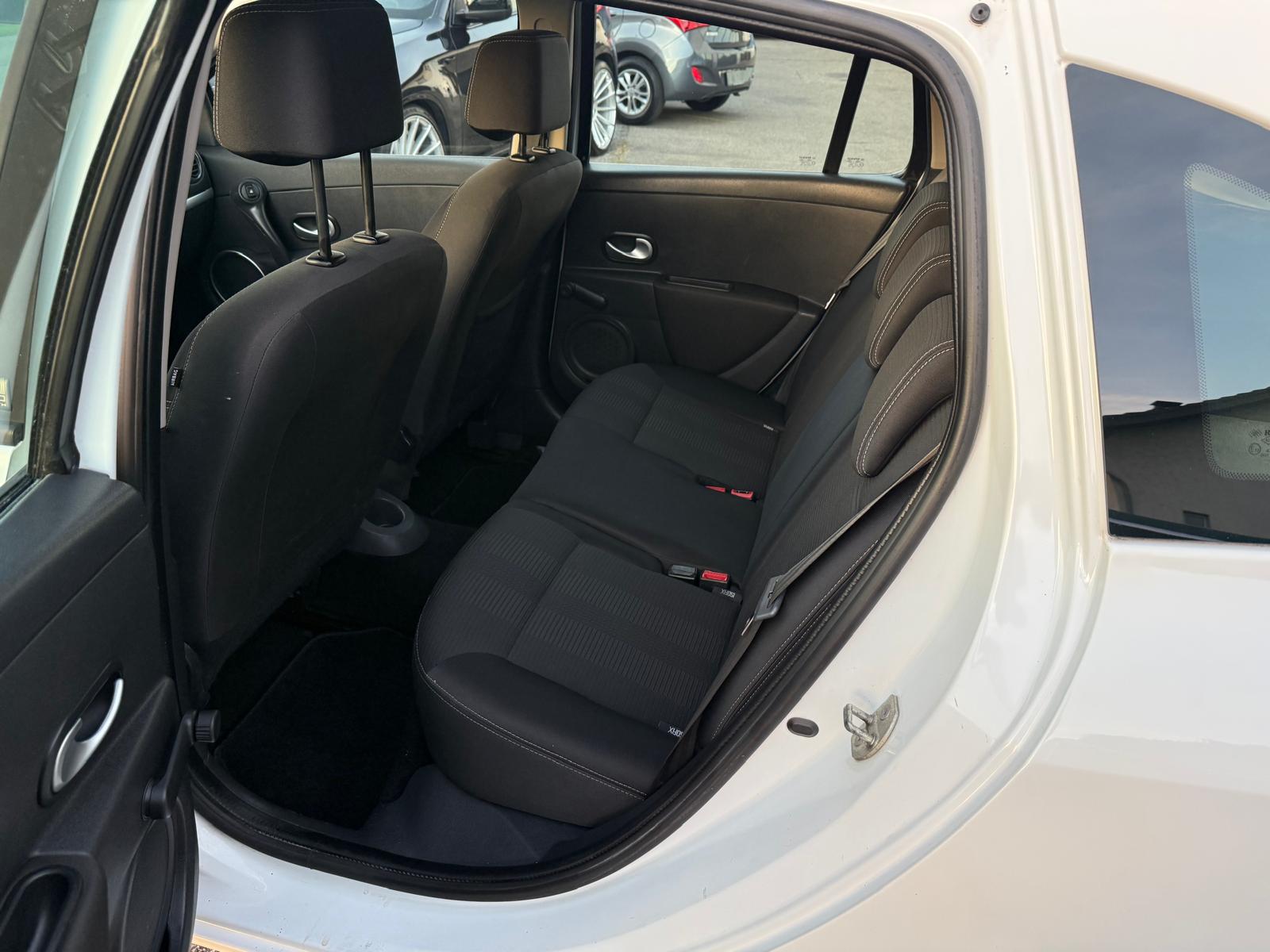 RENAULT Clio Grandtour 1.2 16V Turbo 20th Edition-image-7