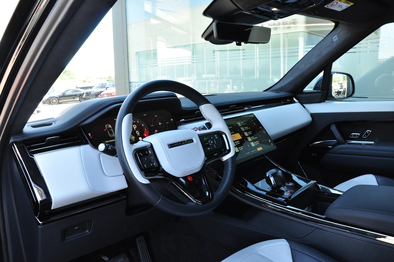 LAND ROVER Range Rover Sport P635 4.4 V8 SV Edition One-image-17