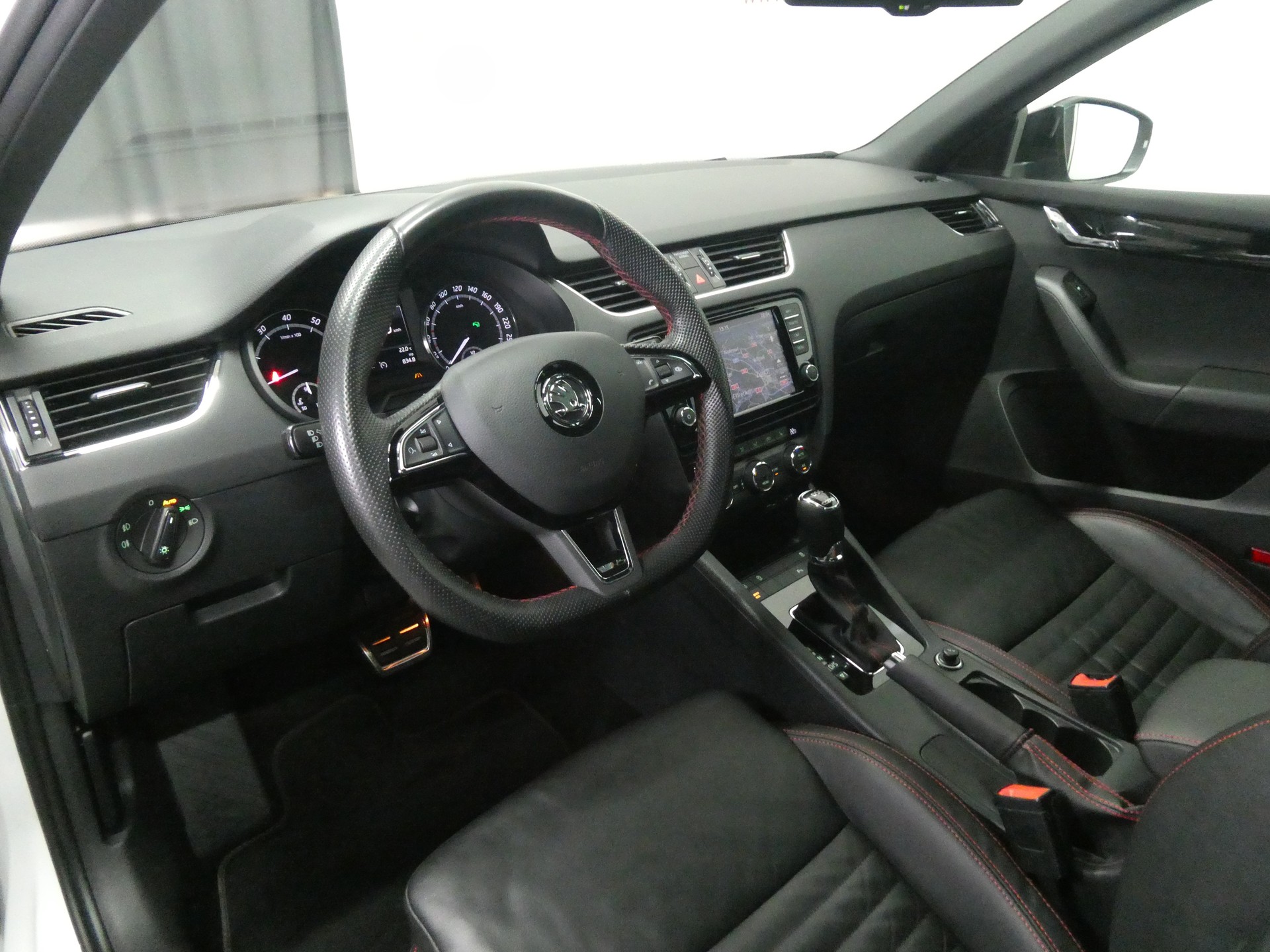 SKODA Octavia Combi 2.0 TSI RS 230 DSG - Challenge - Panorama - Leder - DAB+ - Kamera - 230 PS-image-8