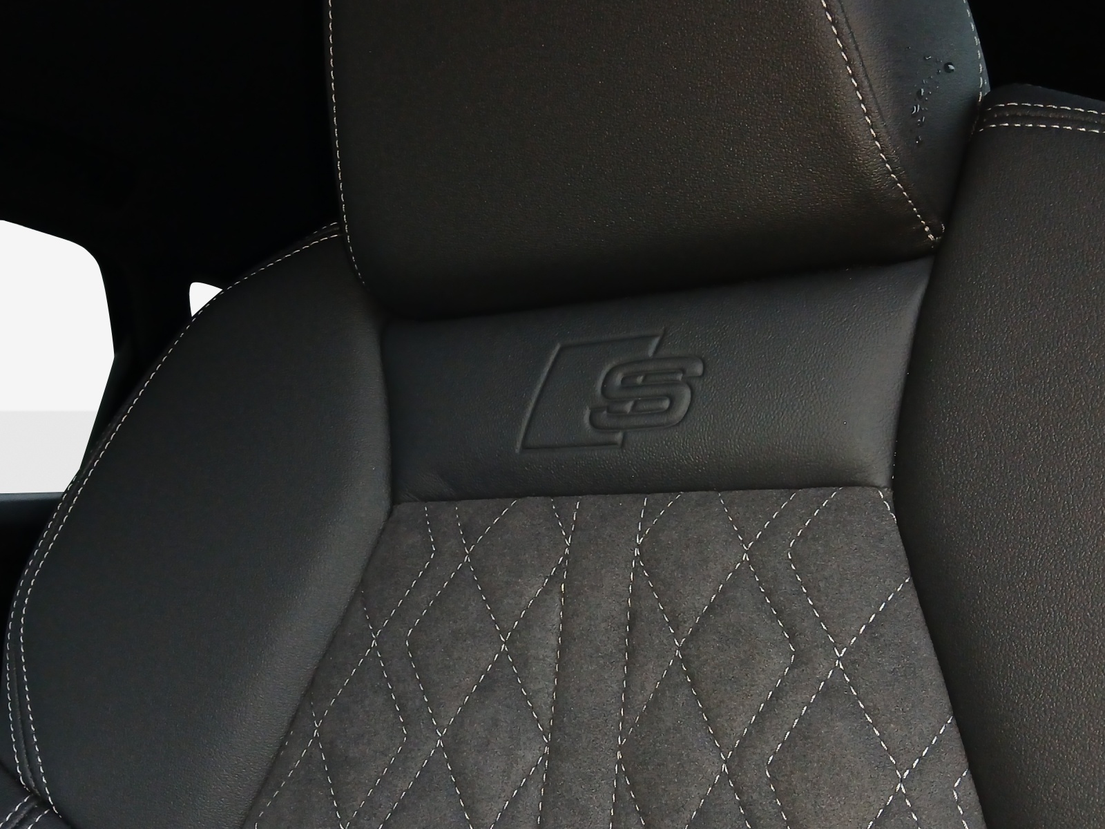 AUDI Q4 e-tron SUV quattro performance Swiss Ski-image-14