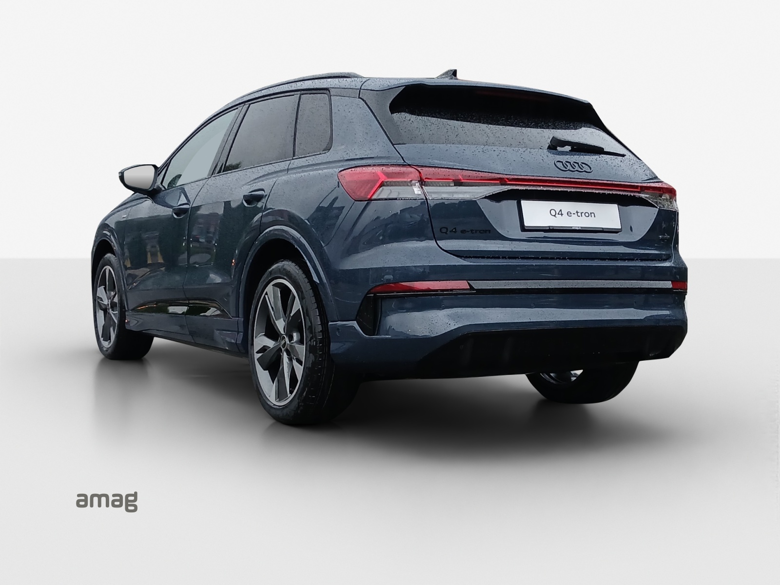 AUDI Q4 e-tron SUV quattro performance Swiss Ski-image-2