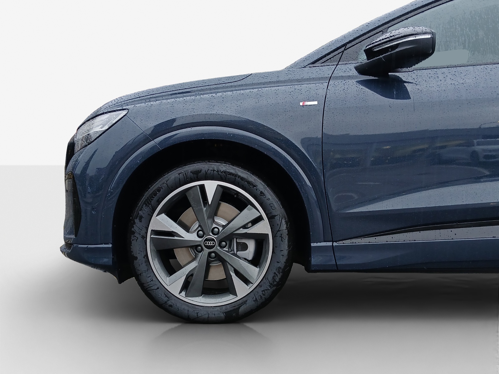 AUDI Q4 e-tron SUV quattro performance Swiss Ski-image-13